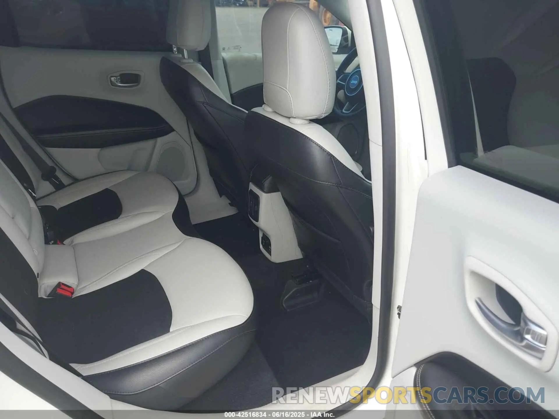 8 Photograph of a damaged car 3C4NJCBB1KT636564 JEEP COMPASS 2019