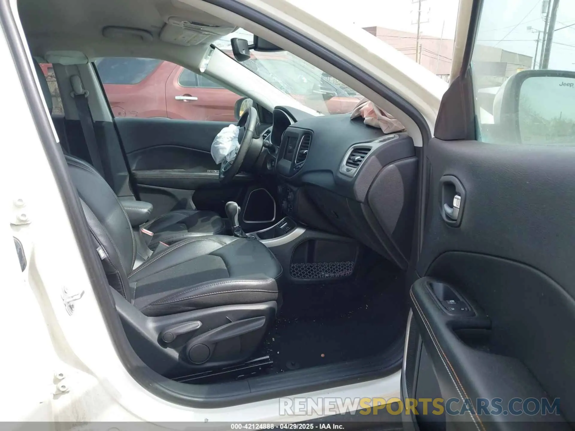 5 Photograph of a damaged car 3C4NJCBB1KT646706 JEEP COMPASS 2019
