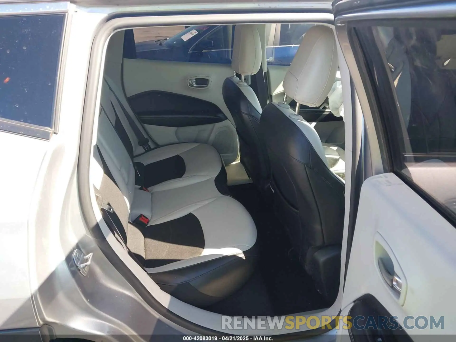 8 Photograph of a damaged car 3C4NJCBB1KT819754 JEEP COMPASS 2019