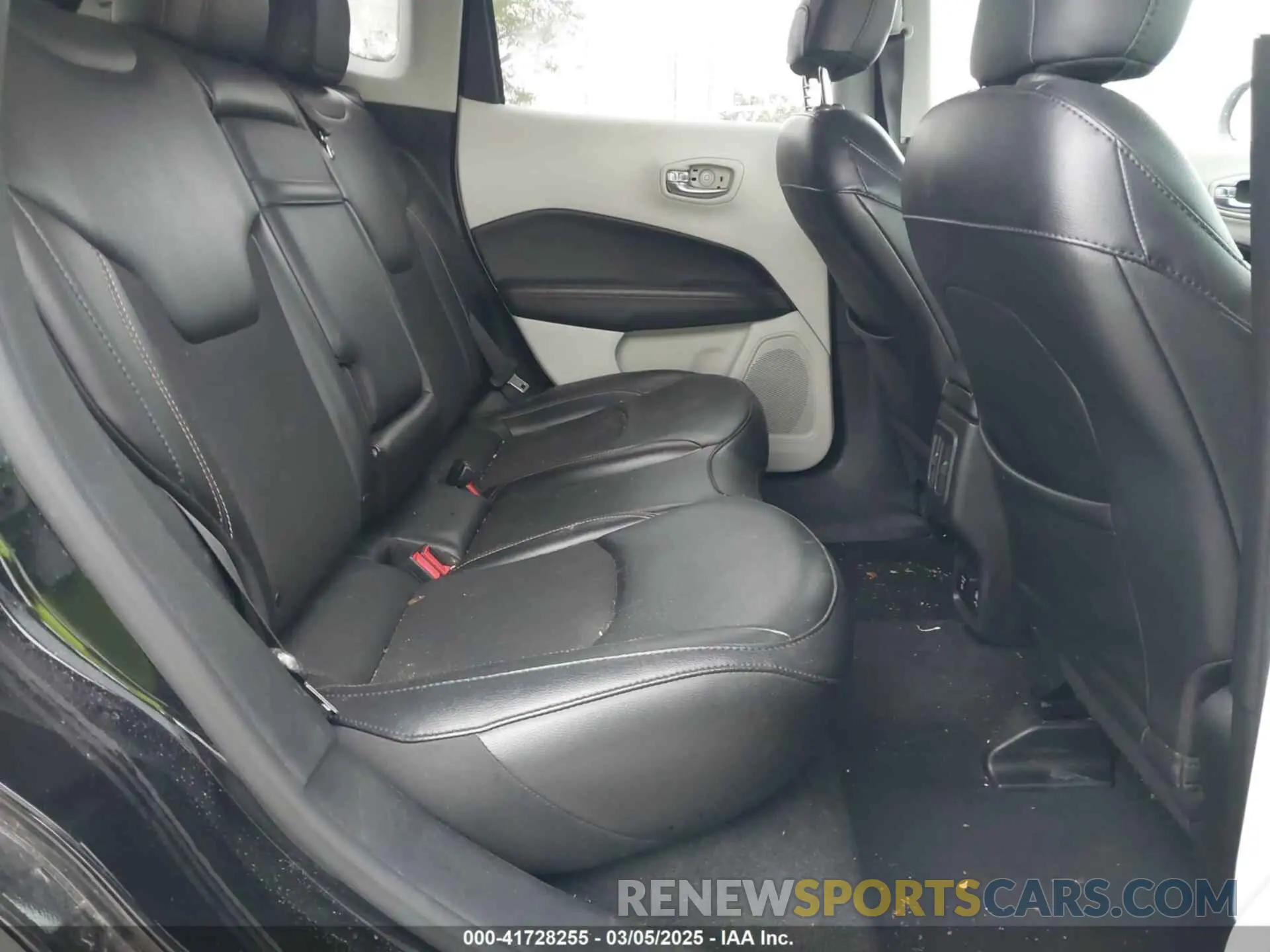 8 Photograph of a damaged car 3C4NJCBB2KT815146 JEEP COMPASS 2019