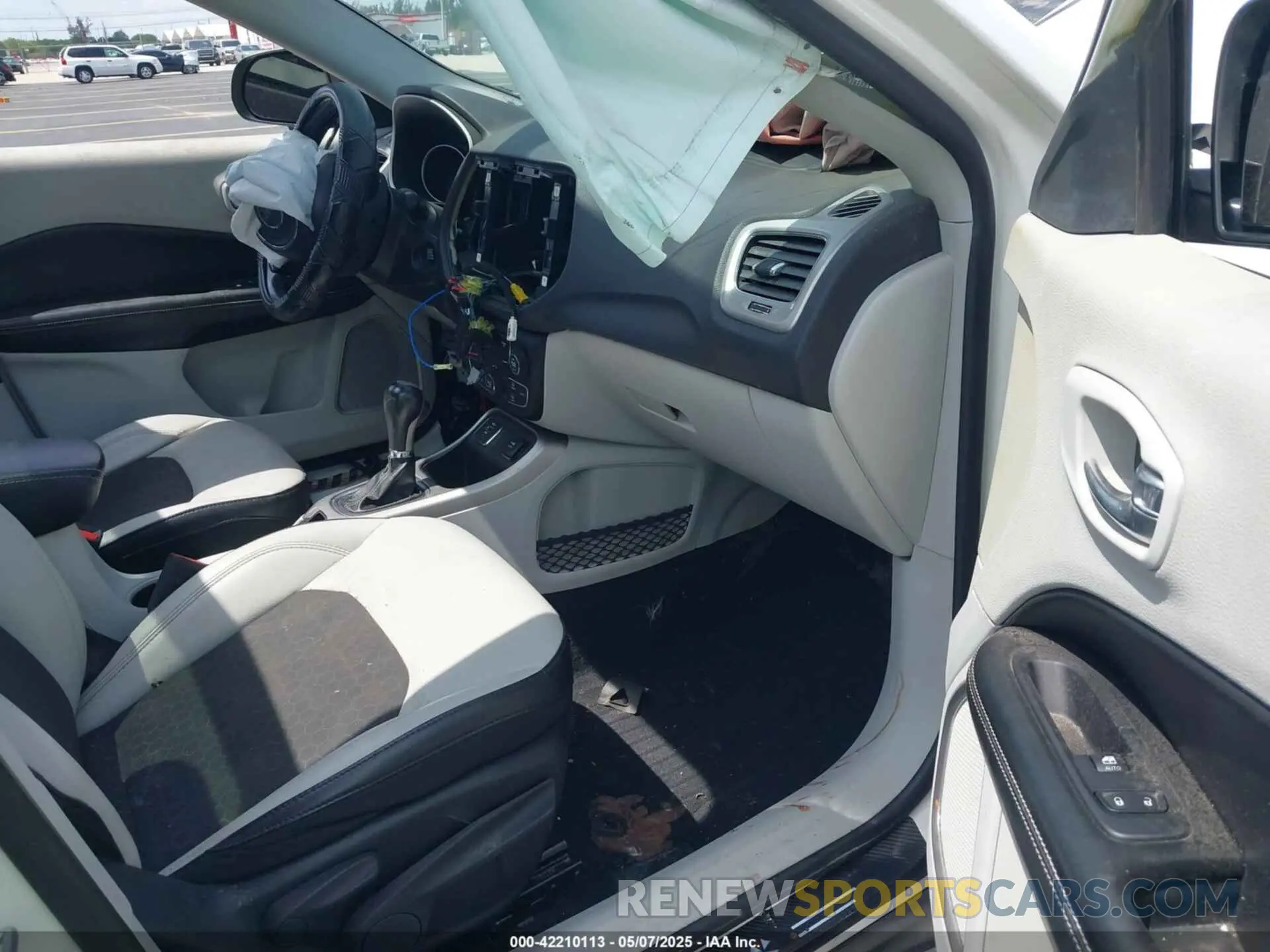 5 Photograph of a damaged car 3C4NJCBB3KT832196 JEEP COMPASS 2019