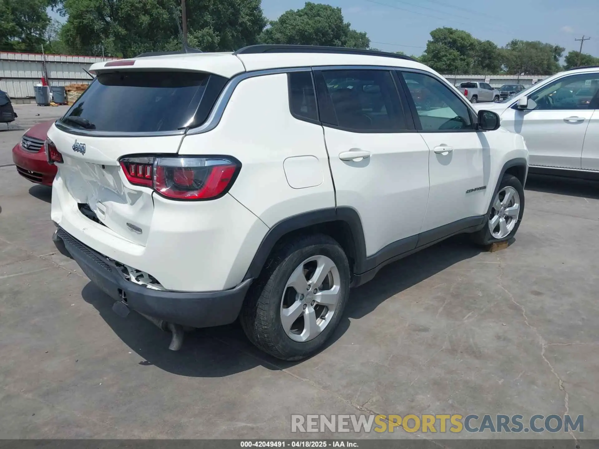 4 Photograph of a damaged car 3C4NJCBB4KT616437 JEEP COMPASS 2019