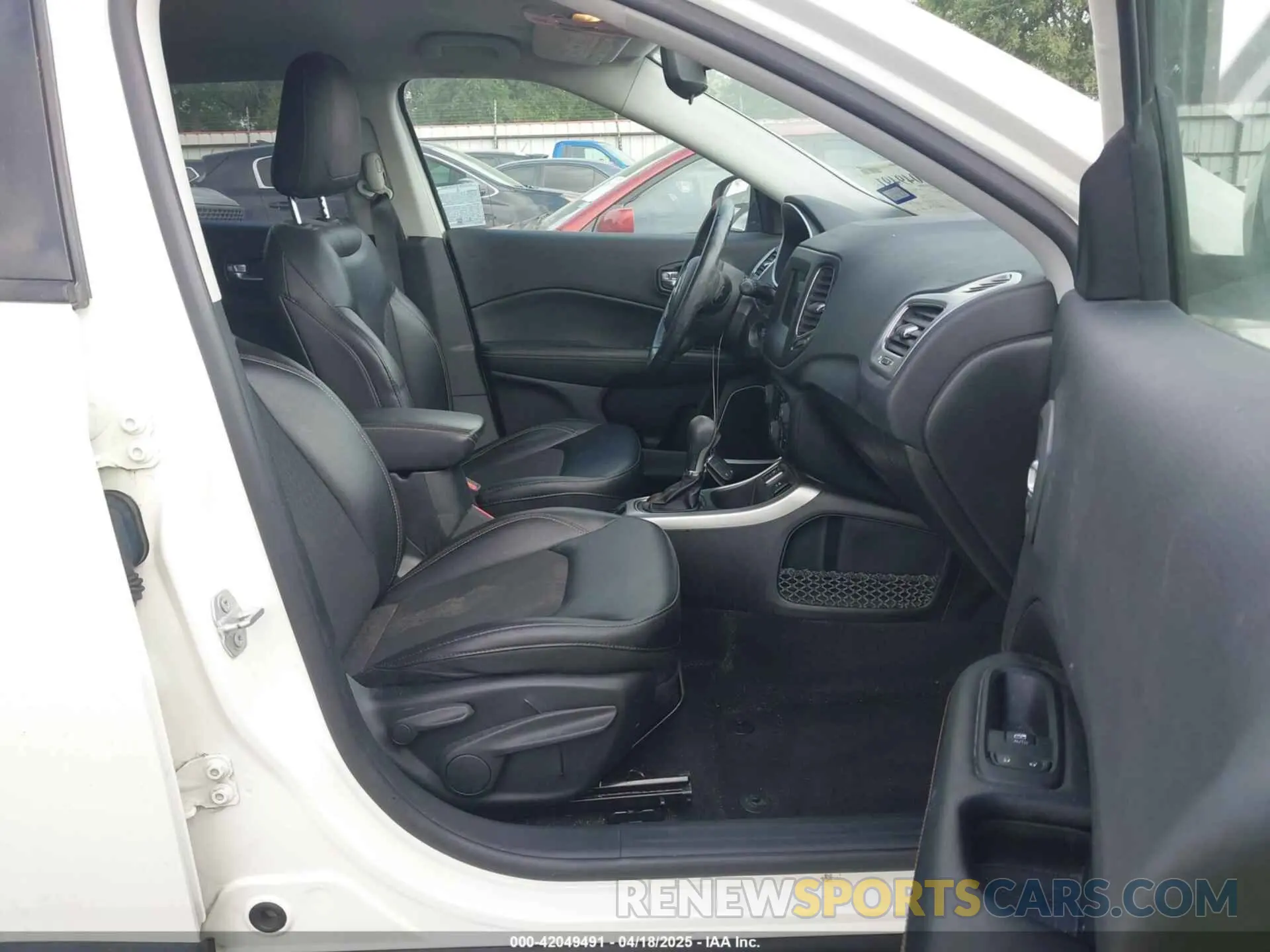 5 Photograph of a damaged car 3C4NJCBB4KT616437 JEEP COMPASS 2019