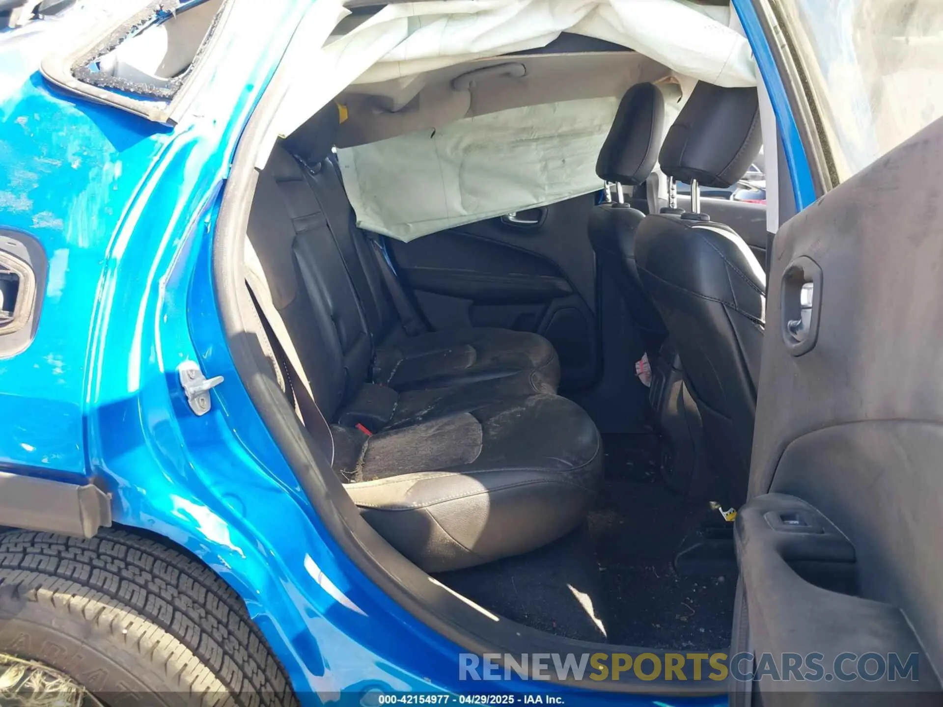 8 Photograph of a damaged car 3C4NJCBB4KT667615 JEEP COMPASS 2019