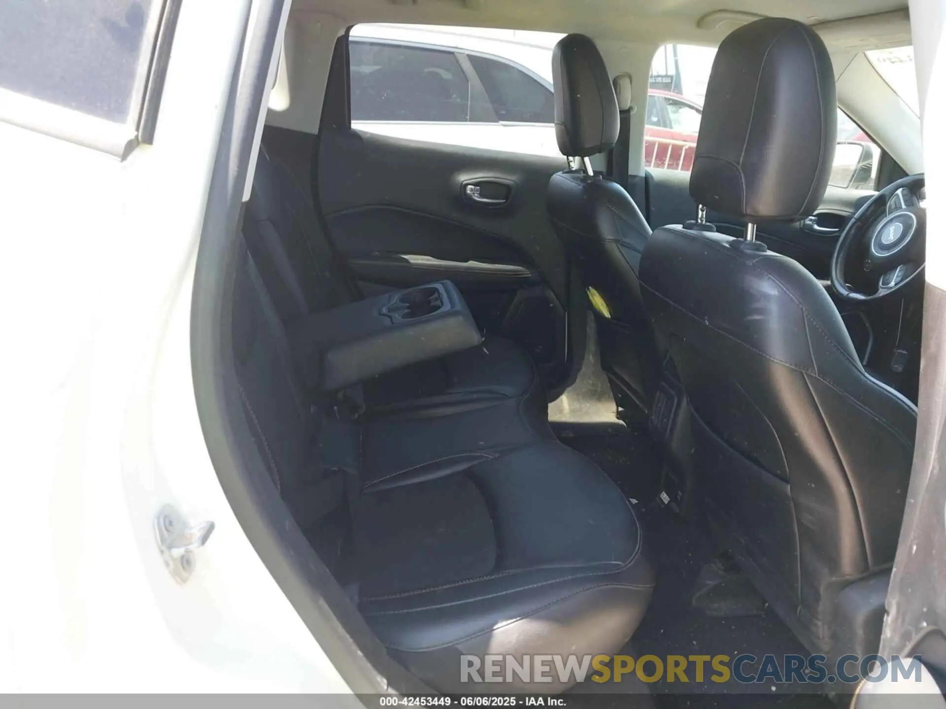 8 Photograph of a damaged car 3C4NJCBB4KT692711 JEEP COMPASS 2019