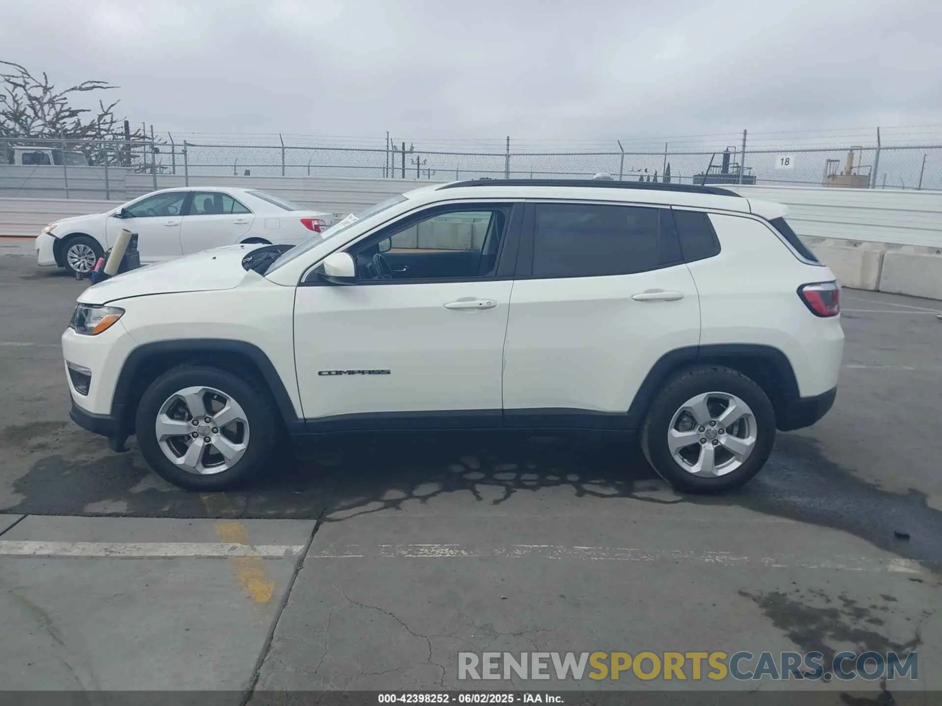 14 Photograph of a damaged car 3C4NJCBB6KT809494 JEEP COMPASS 2019
