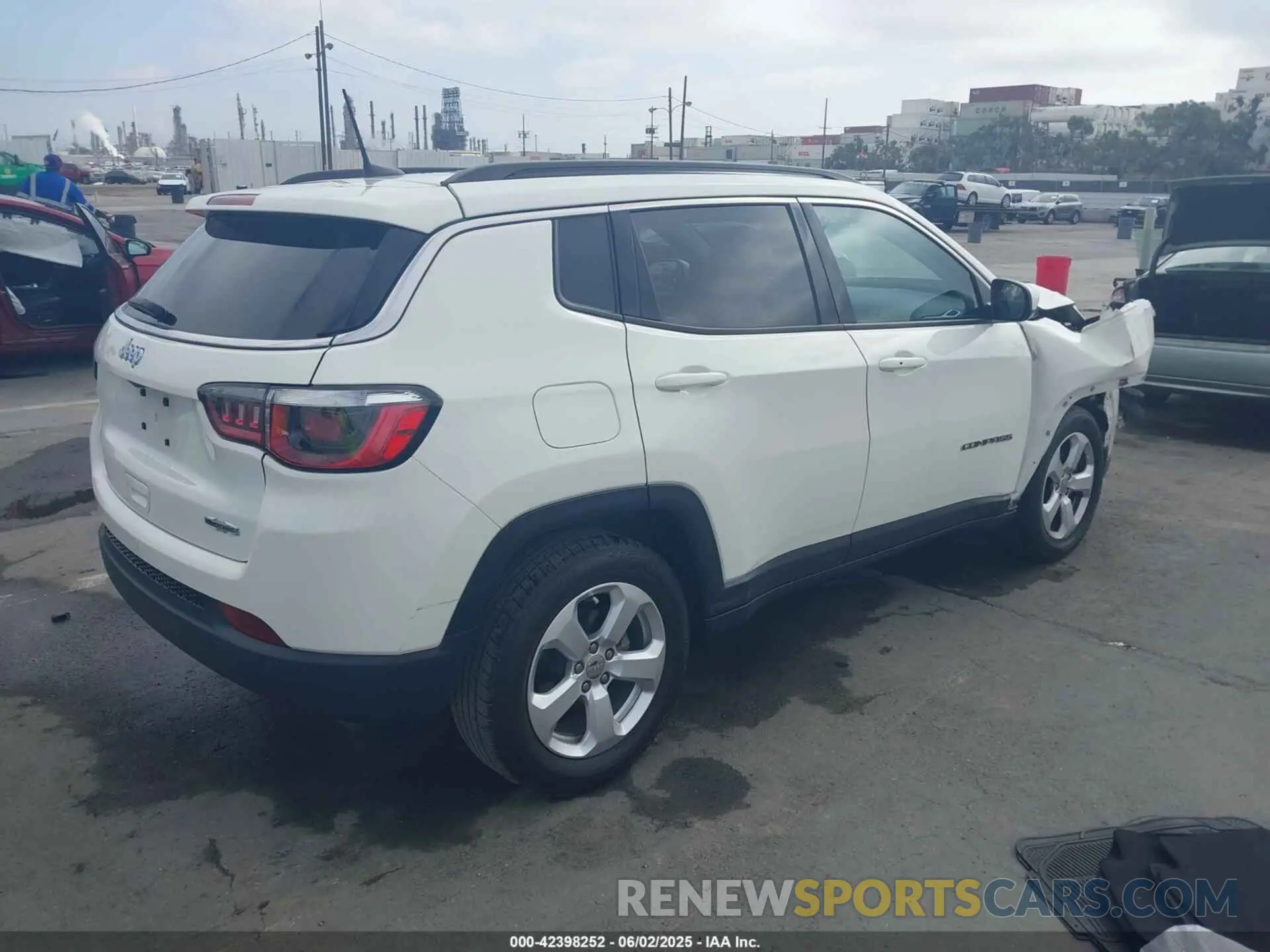 4 Photograph of a damaged car 3C4NJCBB6KT809494 JEEP COMPASS 2019