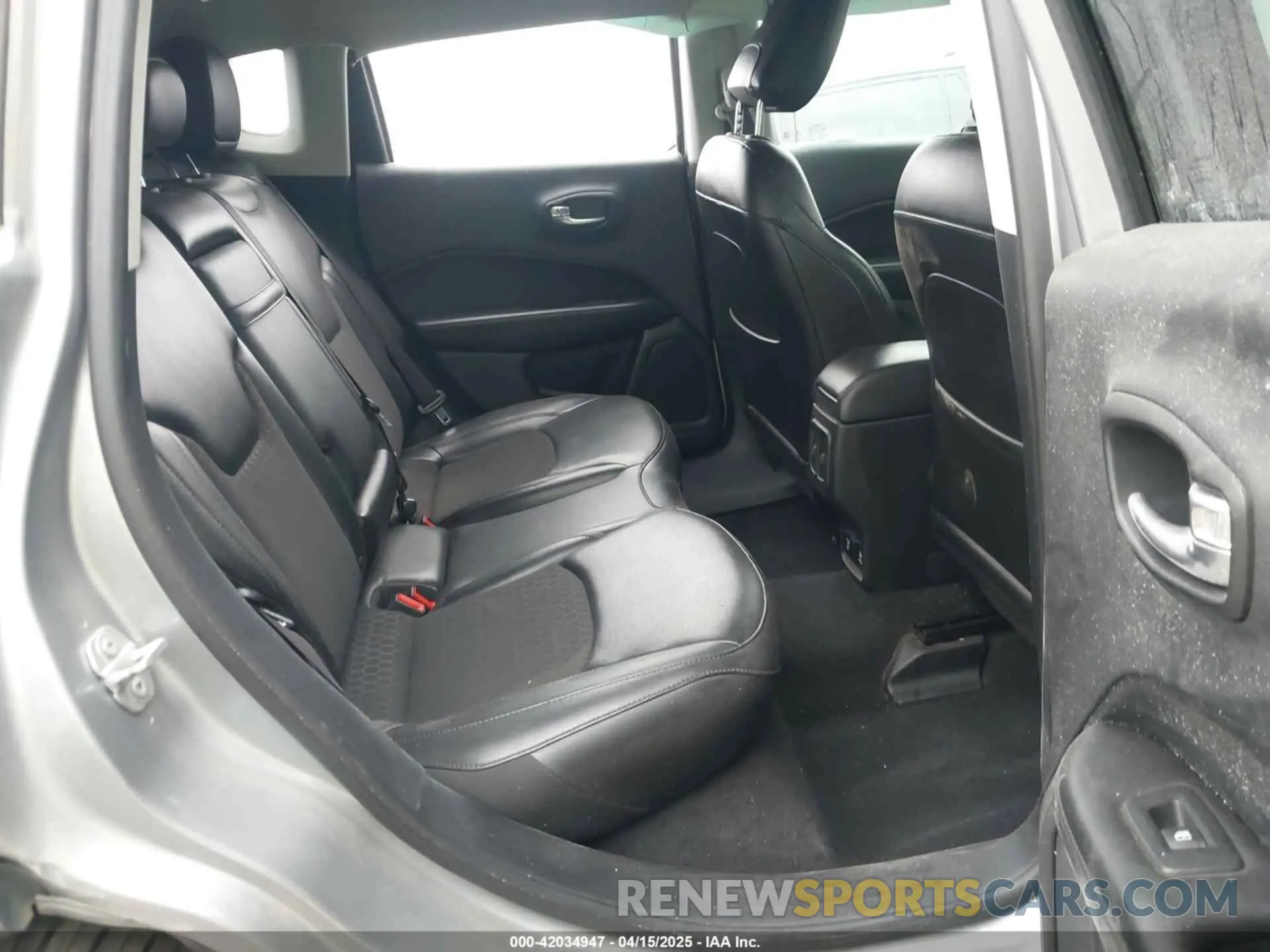 8 Photograph of a damaged car 3C4NJCBB7KT617761 JEEP COMPASS 2019