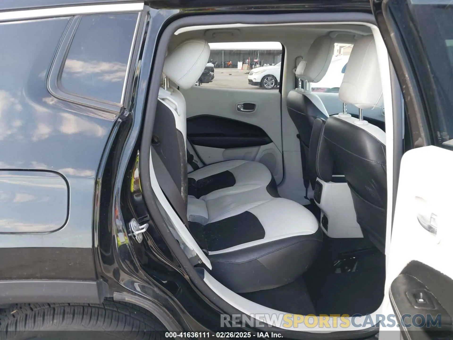 8 Photograph of a damaged car 3C4NJCBB7KT706519 JEEP COMPASS 2019