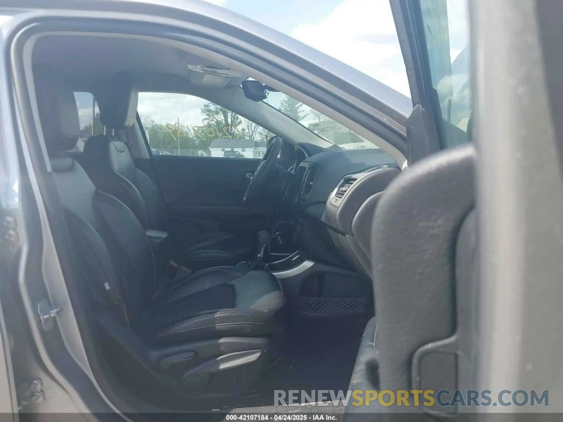 5 Photograph of a damaged car 3C4NJCBB7KT742453 JEEP COMPASS 2019