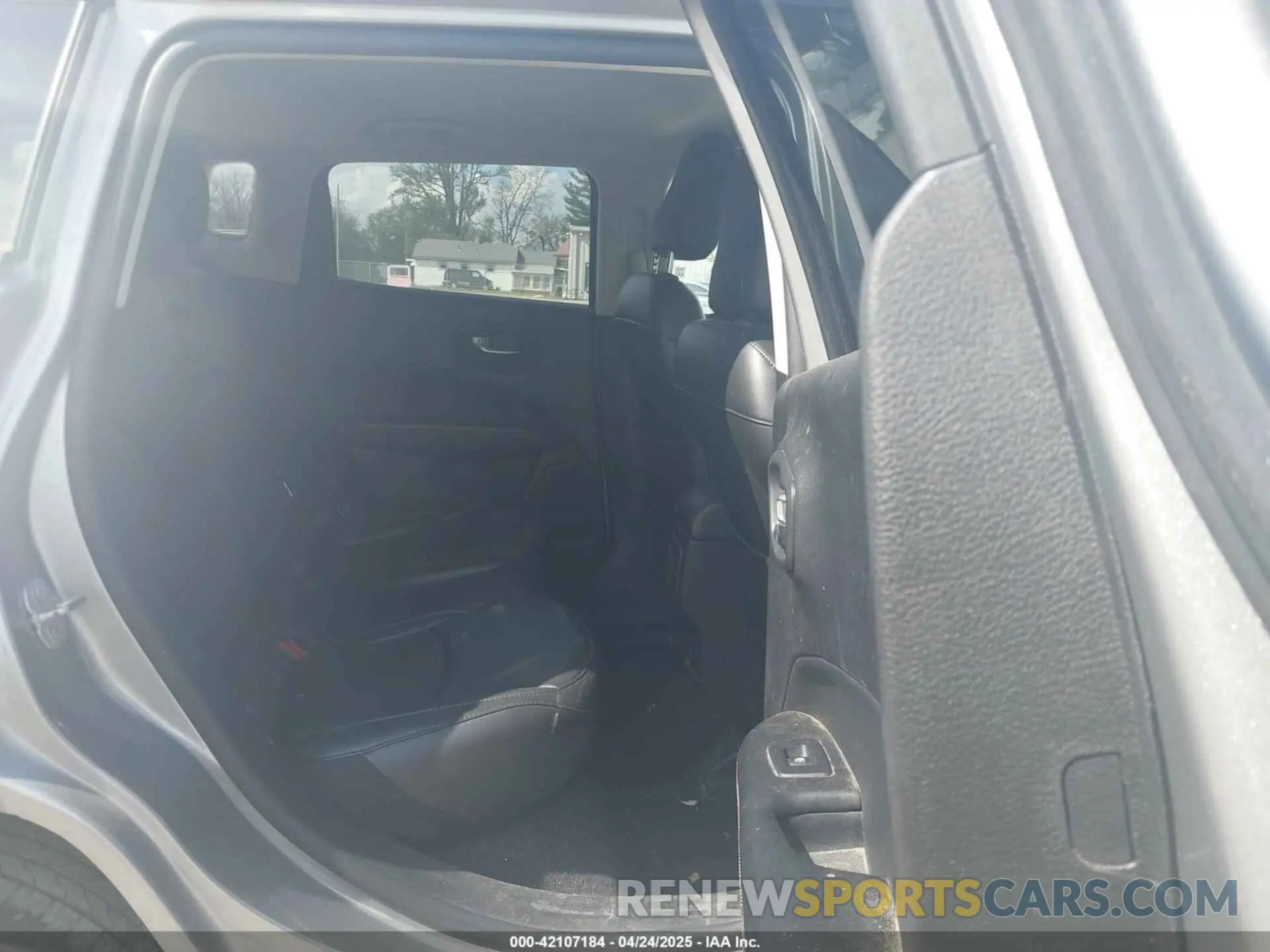 8 Photograph of a damaged car 3C4NJCBB7KT742453 JEEP COMPASS 2019