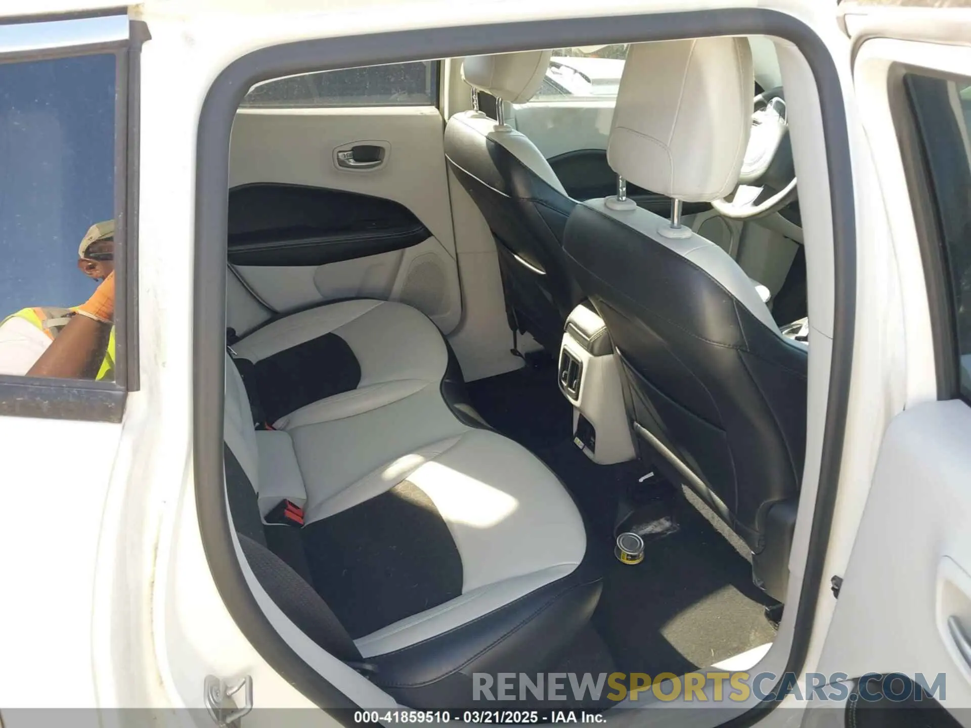 8 Photograph of a damaged car 3C4NJCBB7KT755879 JEEP COMPASS 2019