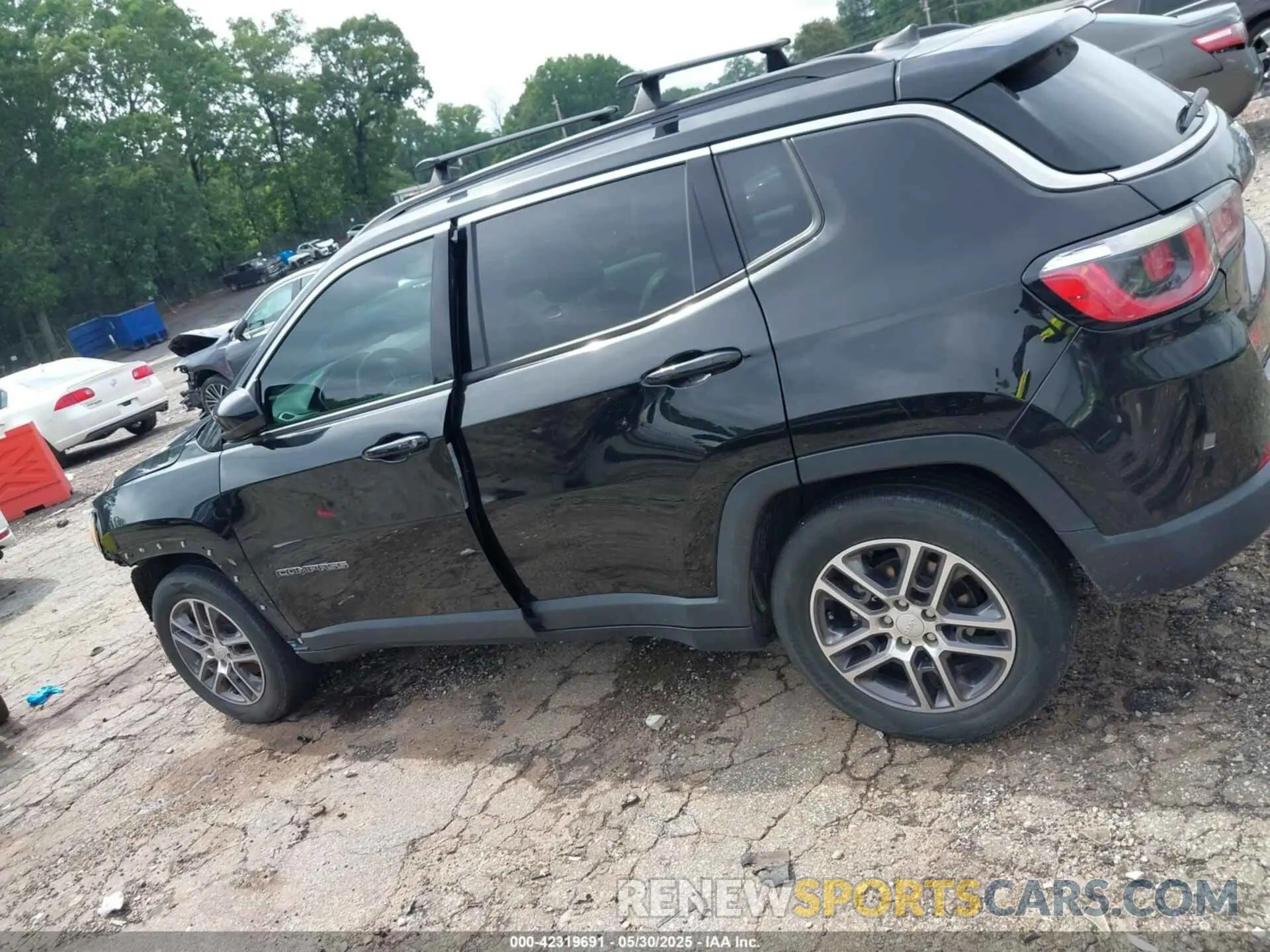 15 Photograph of a damaged car 3C4NJCBB7KT832430 JEEP COMPASS 2019