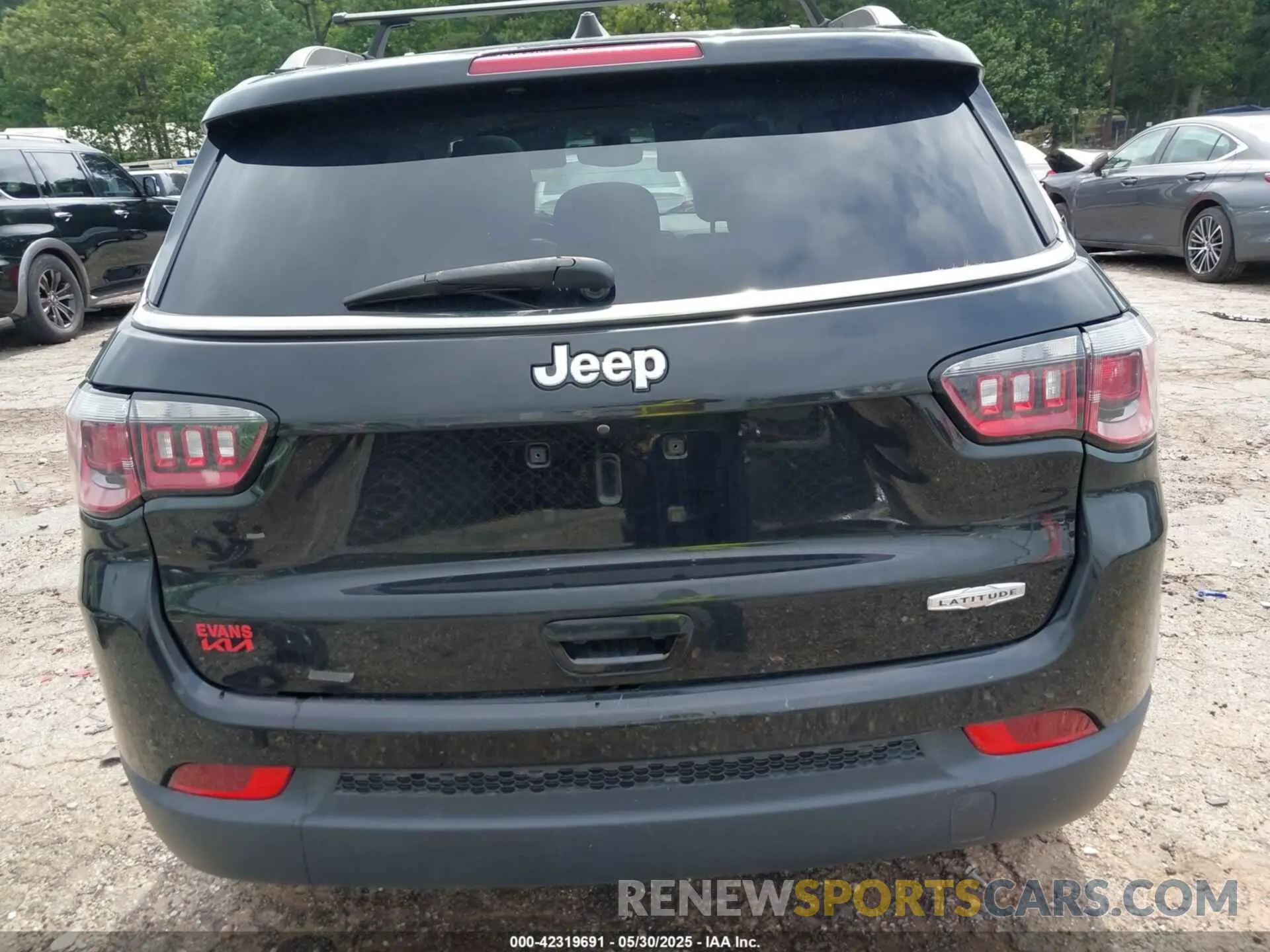 17 Photograph of a damaged car 3C4NJCBB7KT832430 JEEP COMPASS 2019