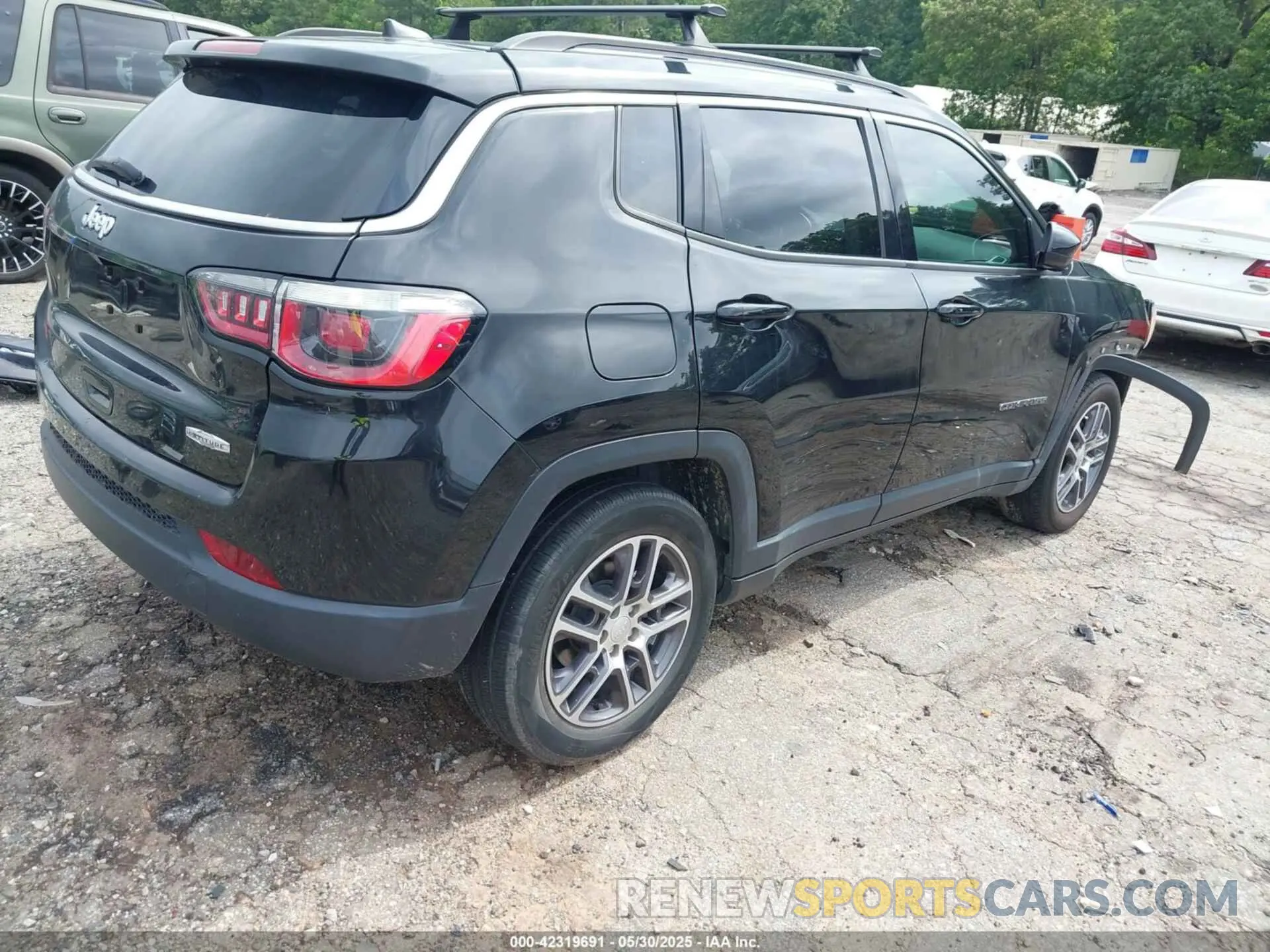 4 Photograph of a damaged car 3C4NJCBB7KT832430 JEEP COMPASS 2019
