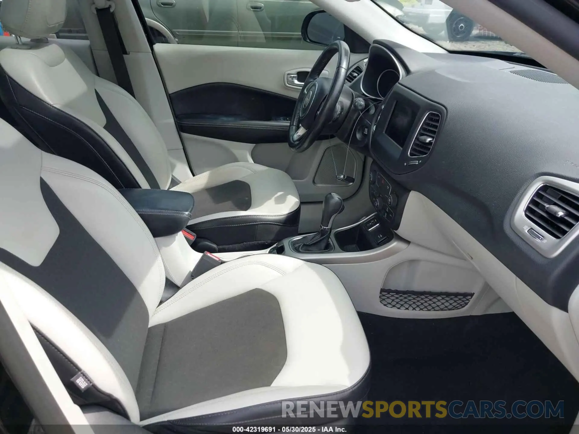 5 Photograph of a damaged car 3C4NJCBB7KT832430 JEEP COMPASS 2019
