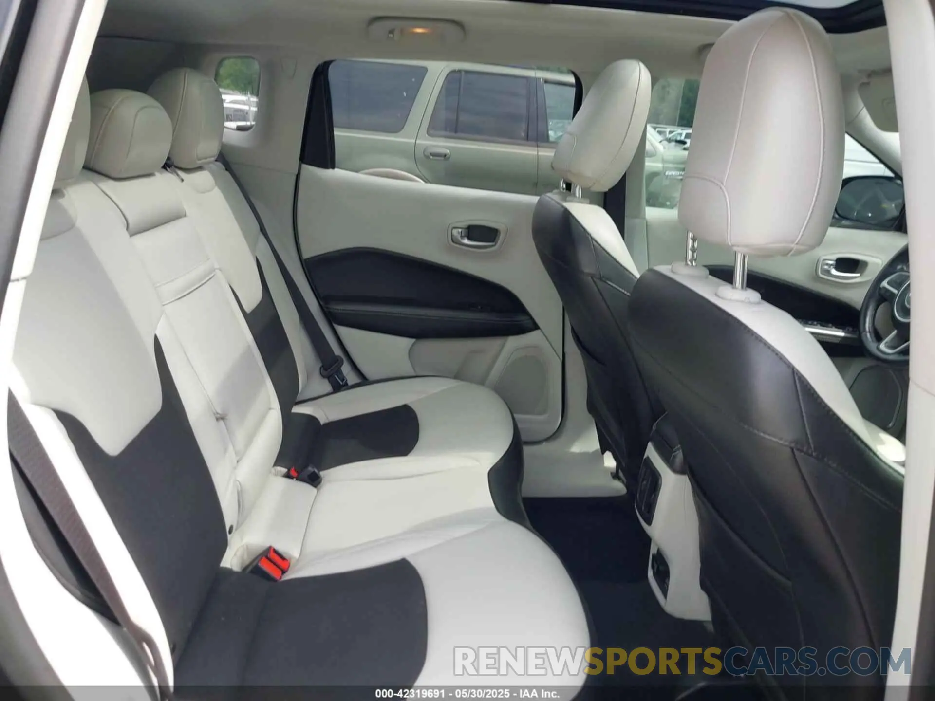 8 Photograph of a damaged car 3C4NJCBB7KT832430 JEEP COMPASS 2019