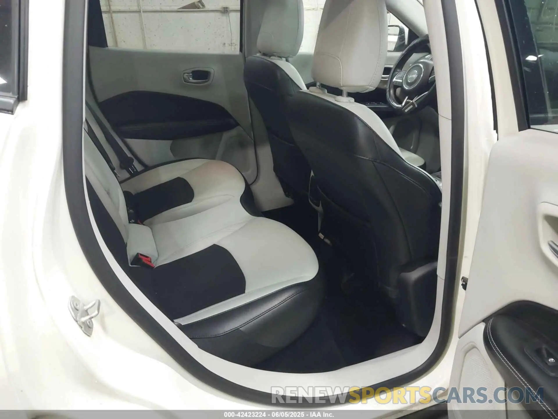 8 Photograph of a damaged car 3C4NJCBB8KT685910 JEEP COMPASS 2019