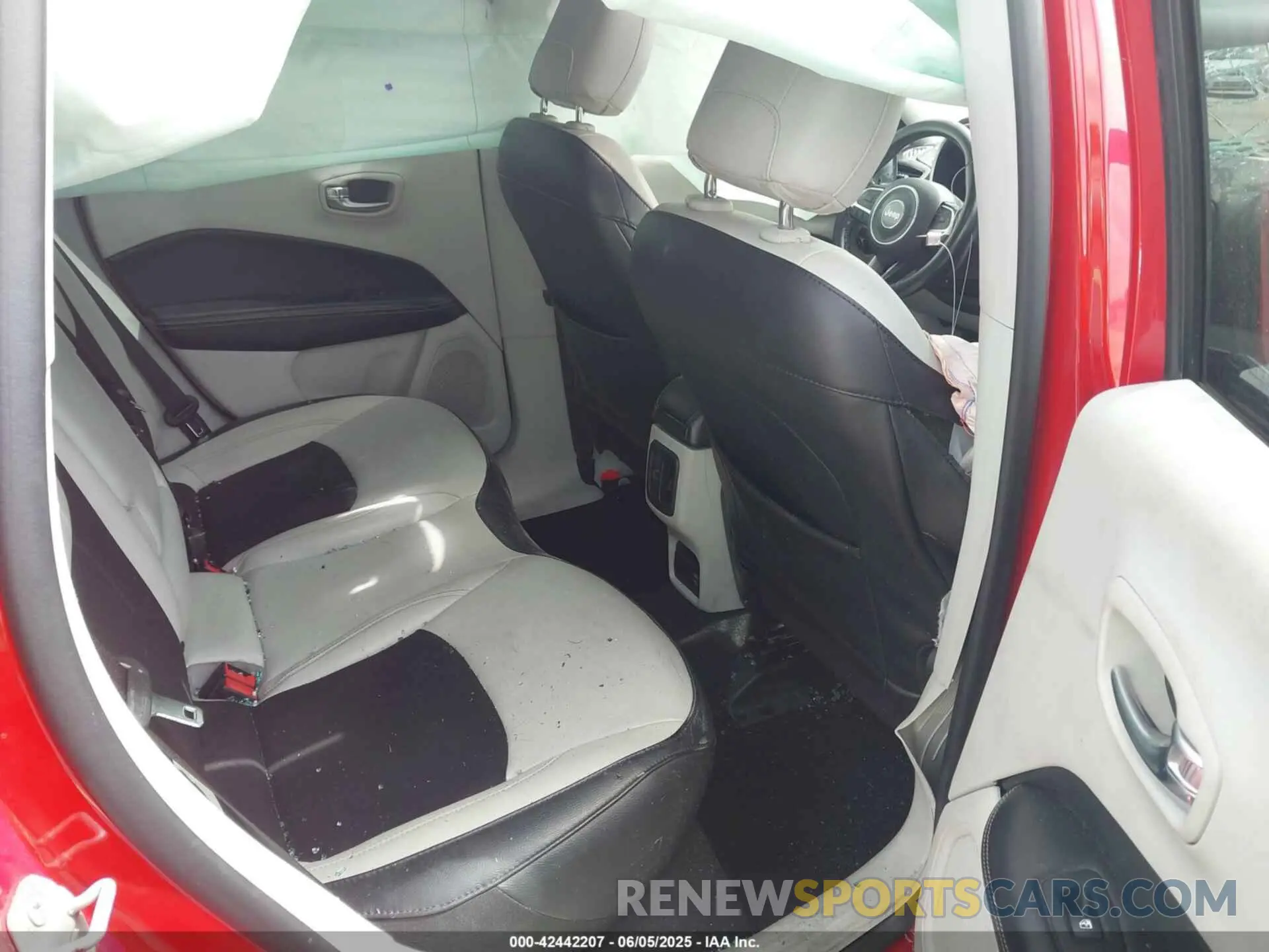 8 Photograph of a damaged car 3C4NJCBB8KT843811 JEEP COMPASS 2019