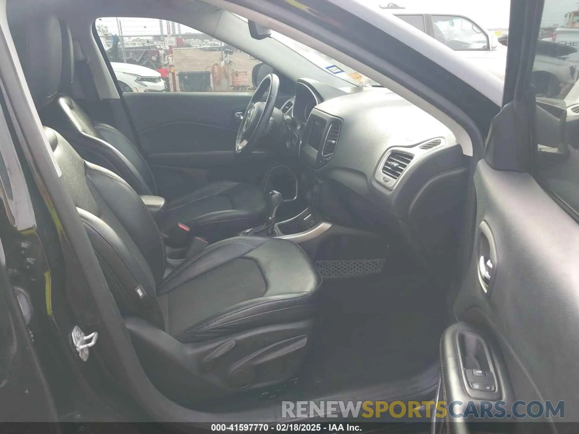 5 Photograph of a damaged car 3C4NJCBB9KT637624 JEEP COMPASS 2019
