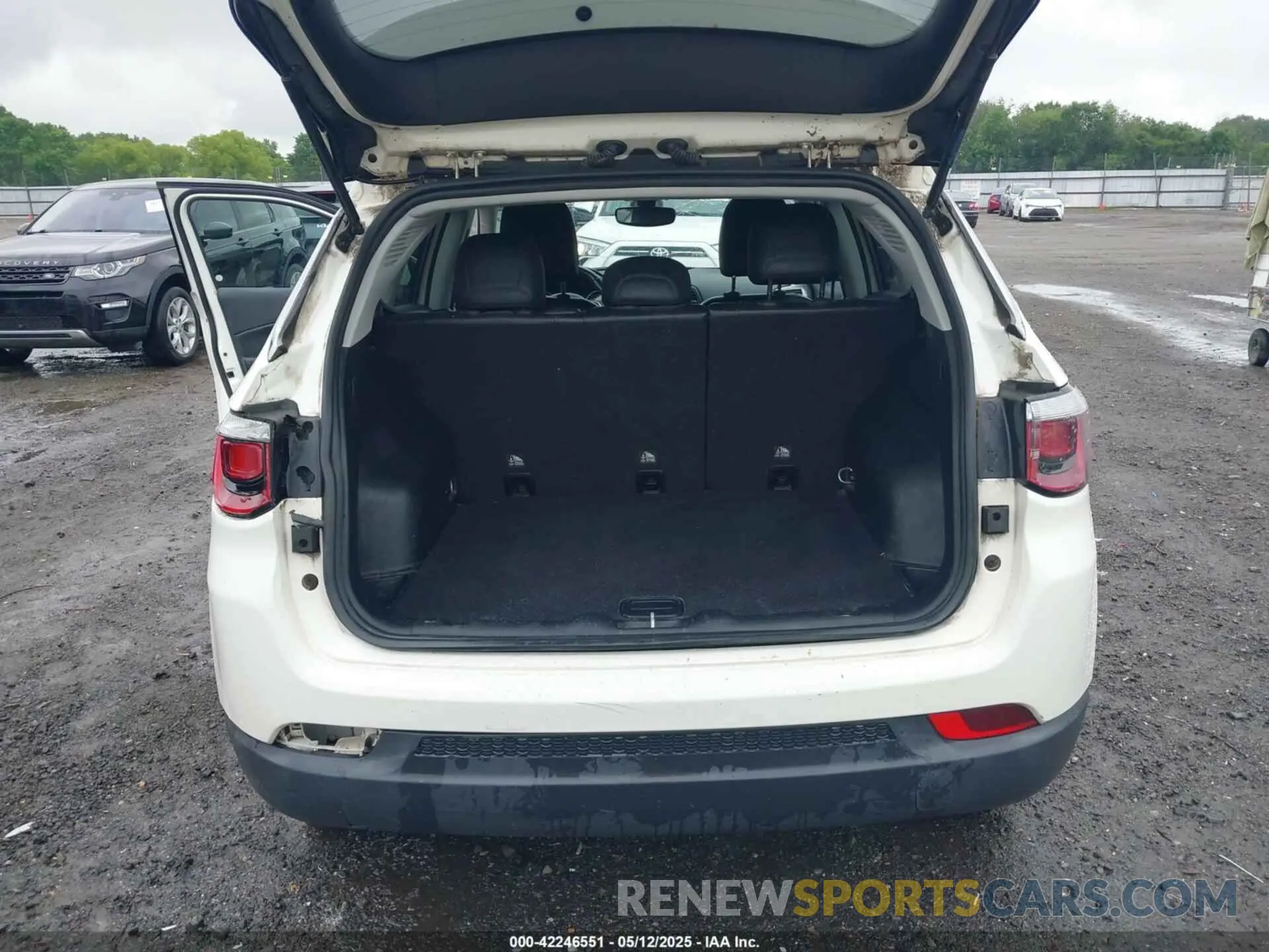 17 Photograph of a damaged car 3C4NJCBB9KT652222 JEEP COMPASS 2019