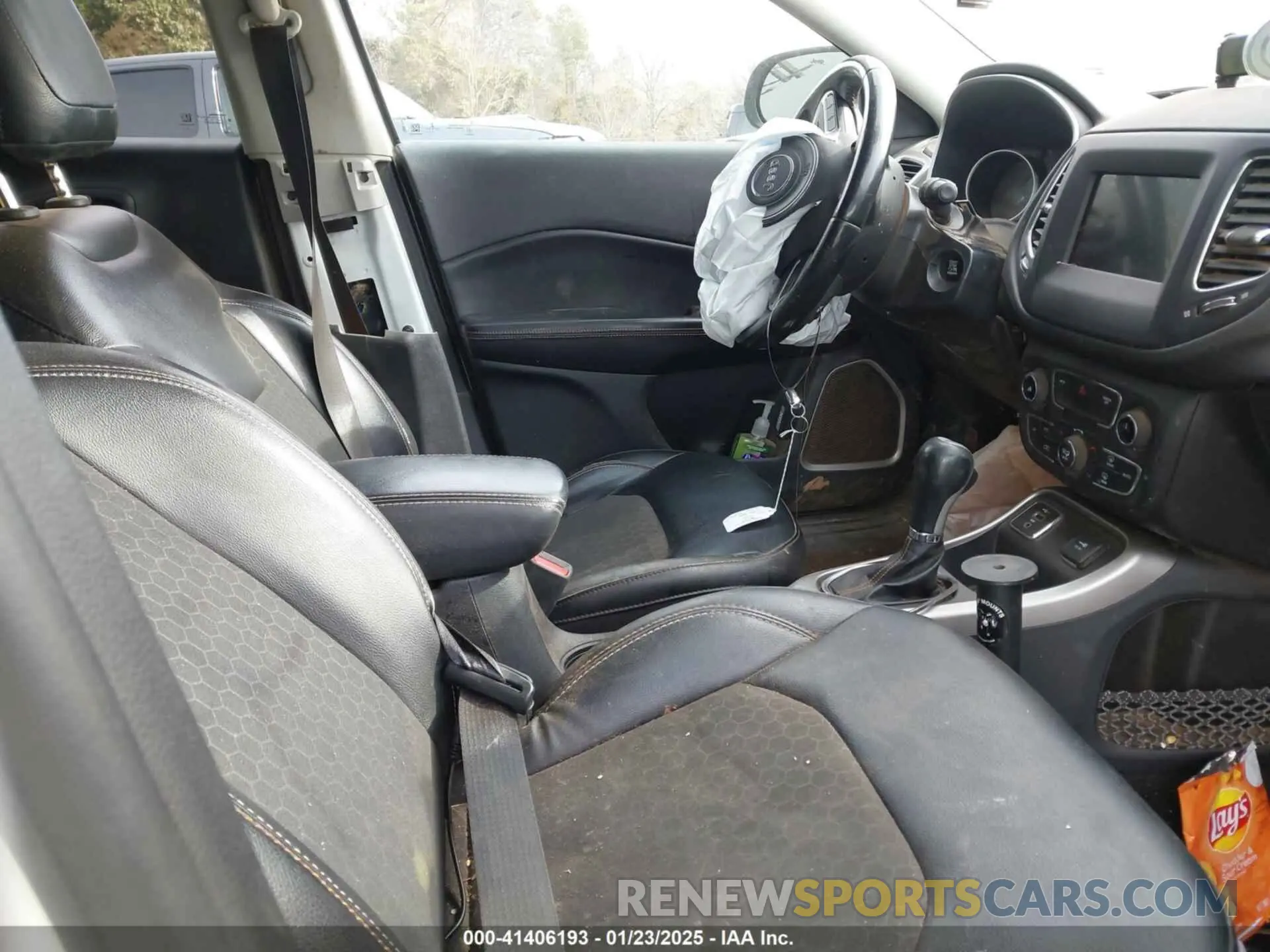 5 Photograph of a damaged car 3C4NJCBB9KT654889 JEEP COMPASS 2019