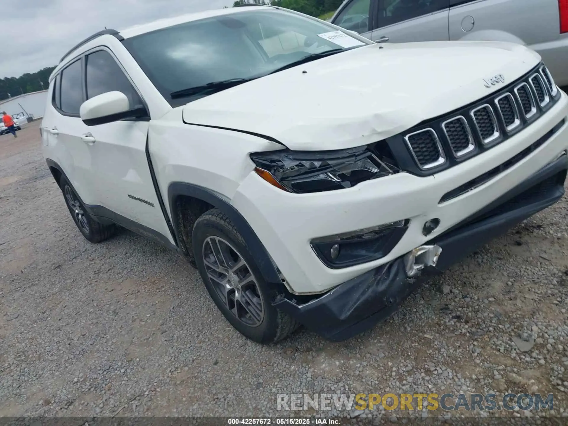 18 Photograph of a damaged car 3C4NJCBBXKT699338 JEEP COMPASS 2019