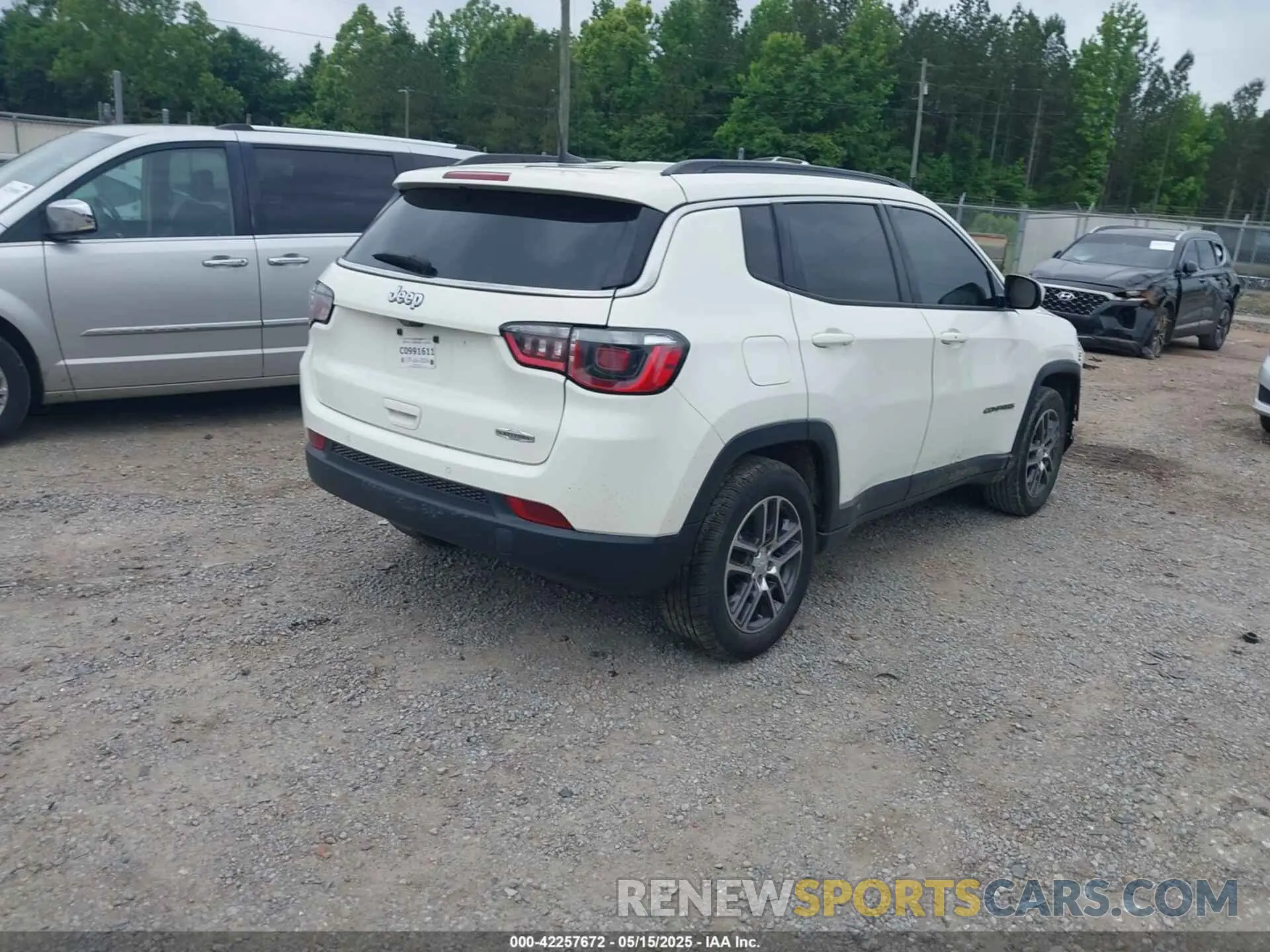 4 Photograph of a damaged car 3C4NJCBBXKT699338 JEEP COMPASS 2019