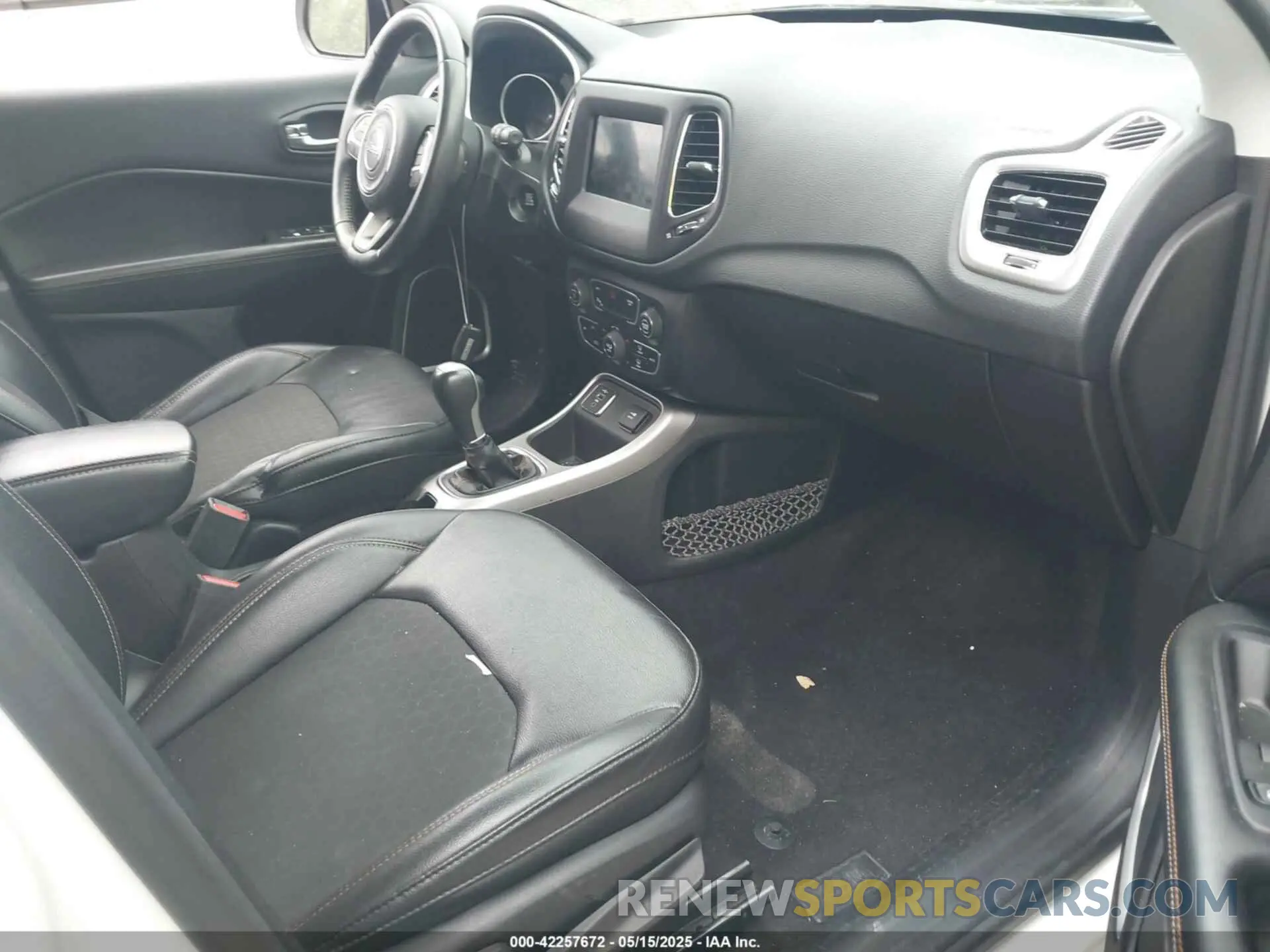 5 Photograph of a damaged car 3C4NJCBBXKT699338 JEEP COMPASS 2019