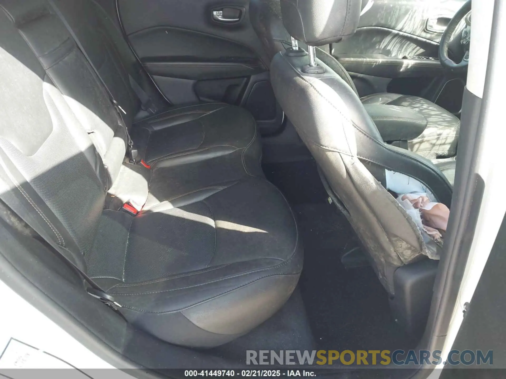8 Photograph of a damaged car 3C4NJCCB1KT675802 JEEP COMPASS 2019