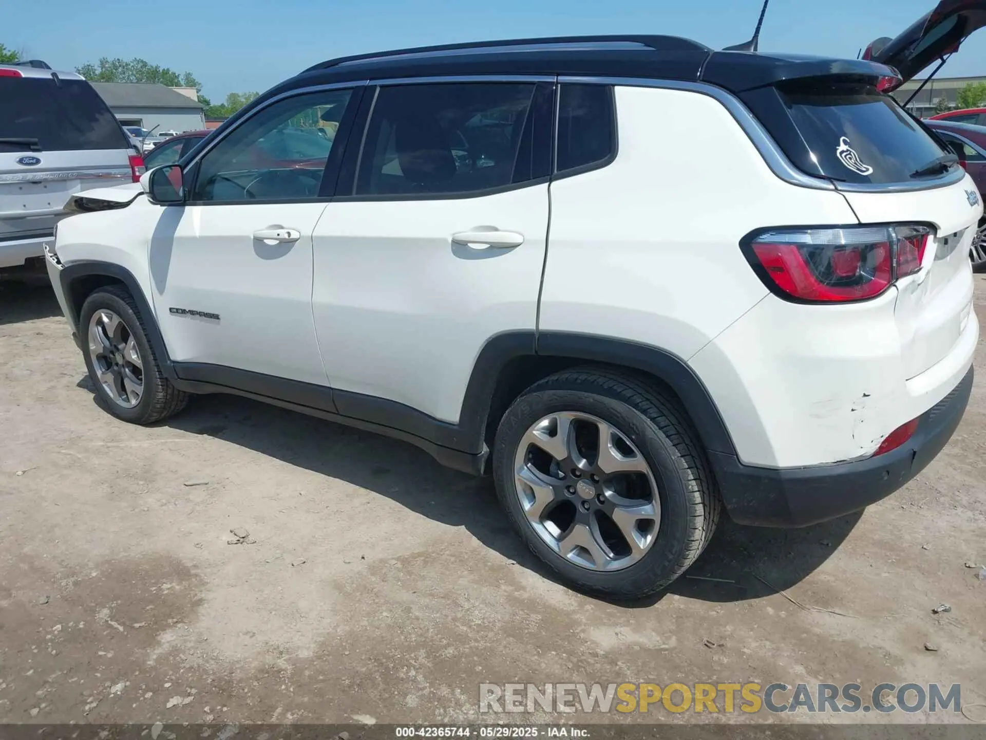 15 Photograph of a damaged car 3C4NJCCB4KT743865 JEEP COMPASS 2019