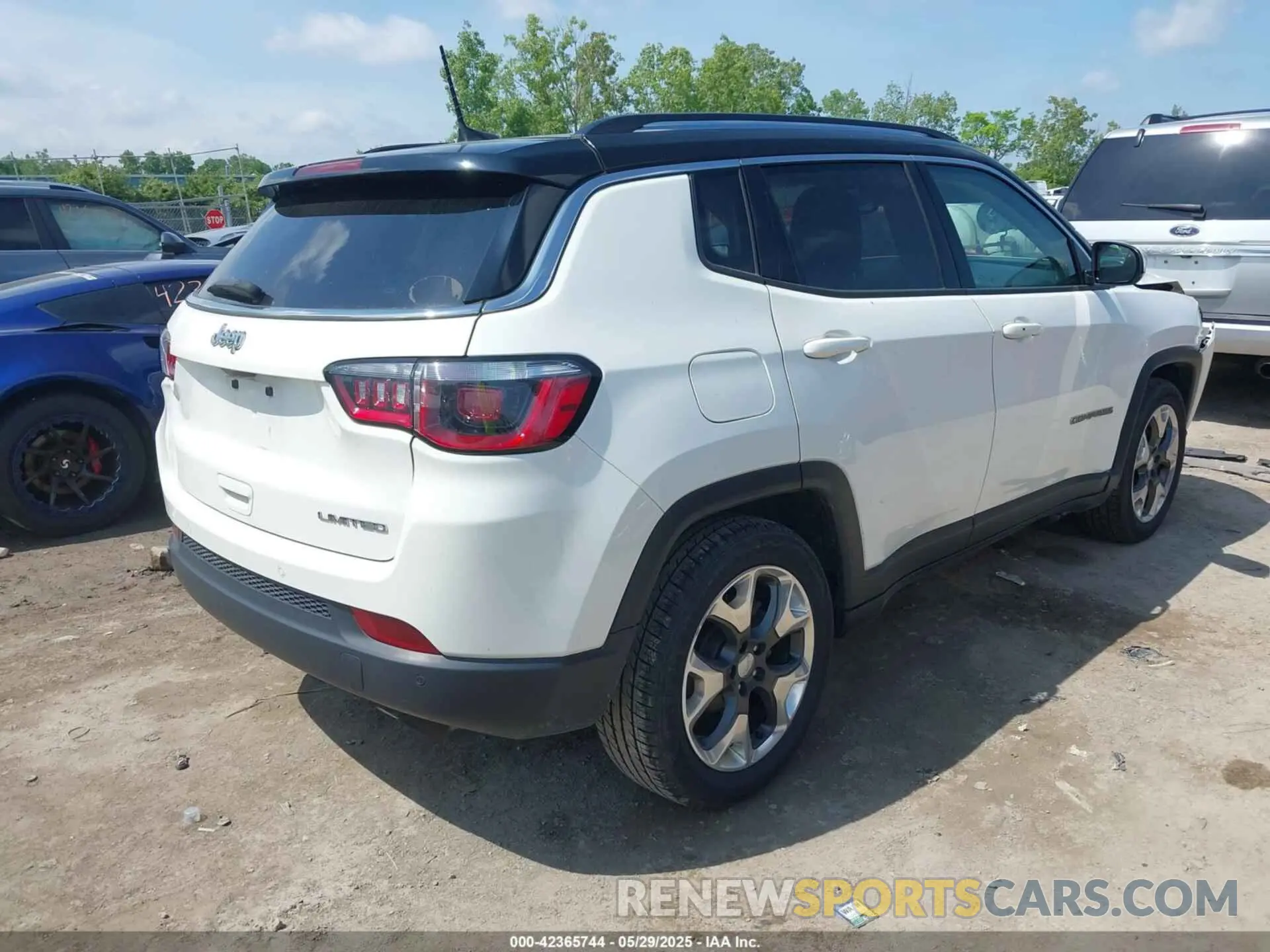 4 Photograph of a damaged car 3C4NJCCB4KT743865 JEEP COMPASS 2019
