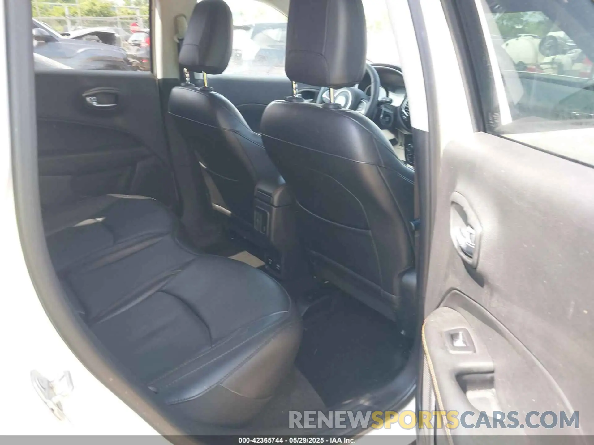 8 Photograph of a damaged car 3C4NJCCB4KT743865 JEEP COMPASS 2019