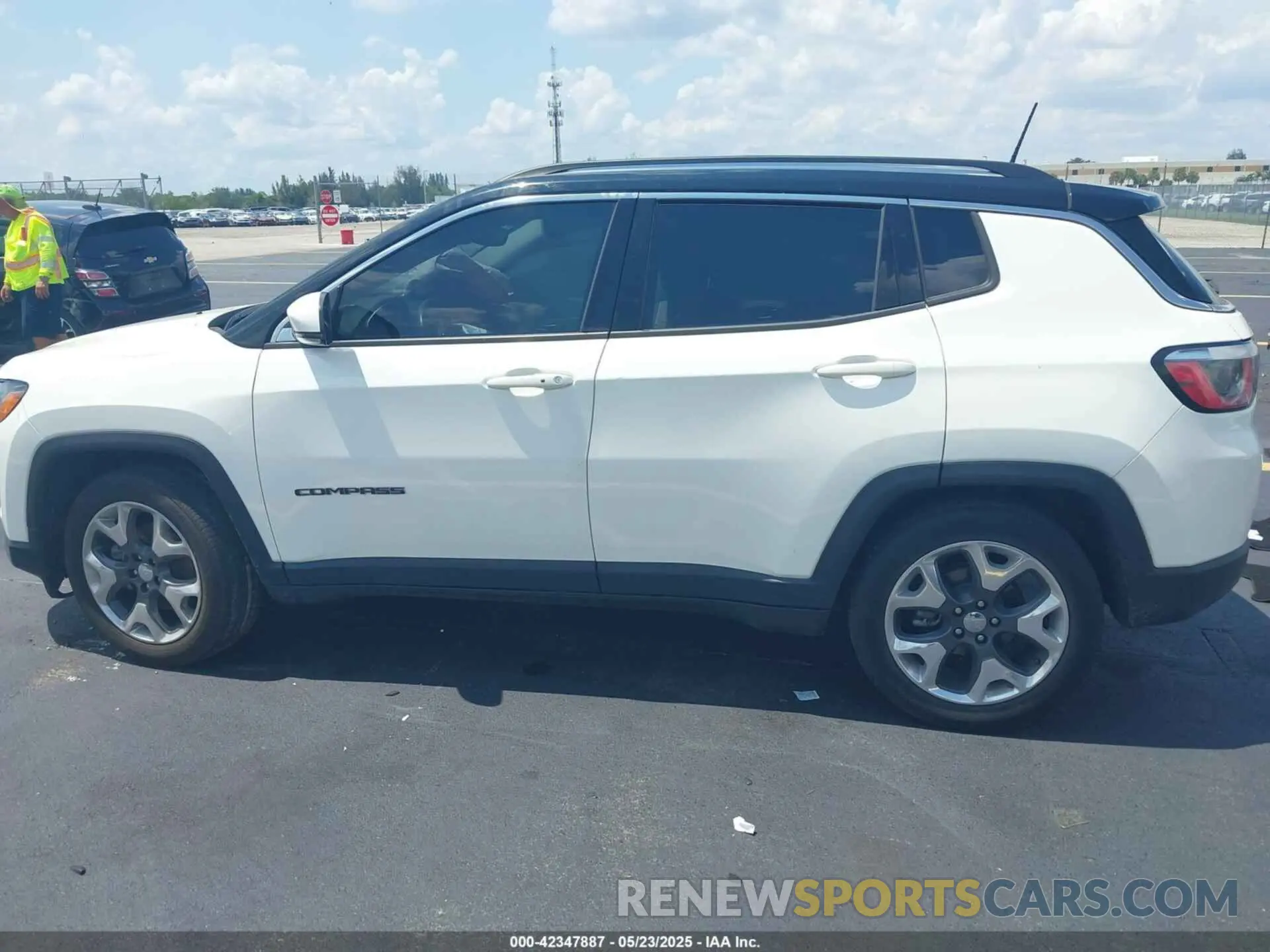 14 Photograph of a damaged car 3C4NJCCBXKT725774 JEEP COMPASS 2019