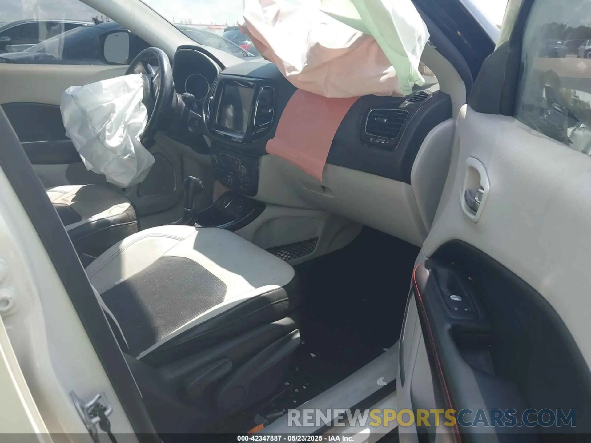 5 Photograph of a damaged car 3C4NJCCBXKT725774 JEEP COMPASS 2019