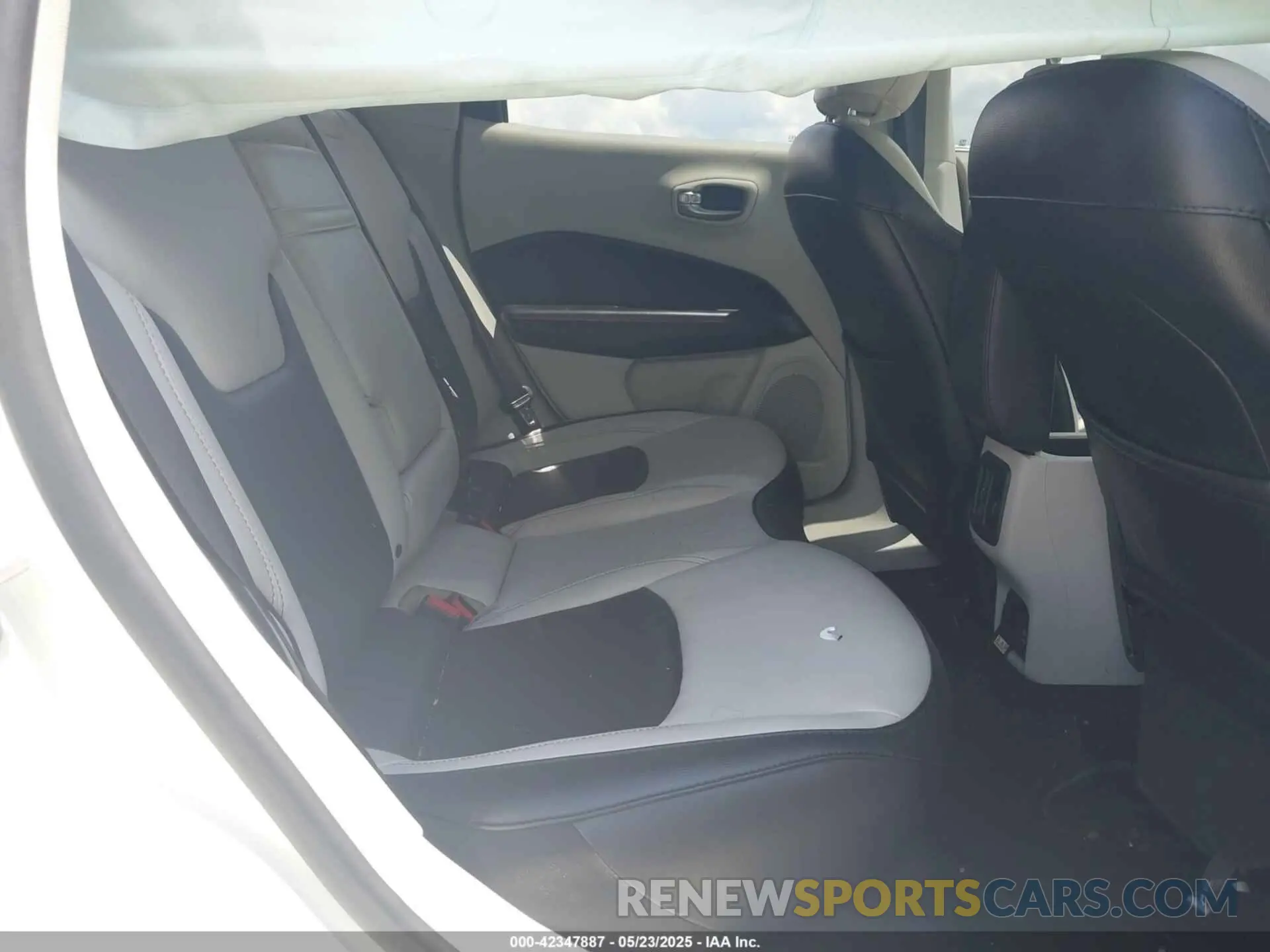 8 Photograph of a damaged car 3C4NJCCBXKT725774 JEEP COMPASS 2019