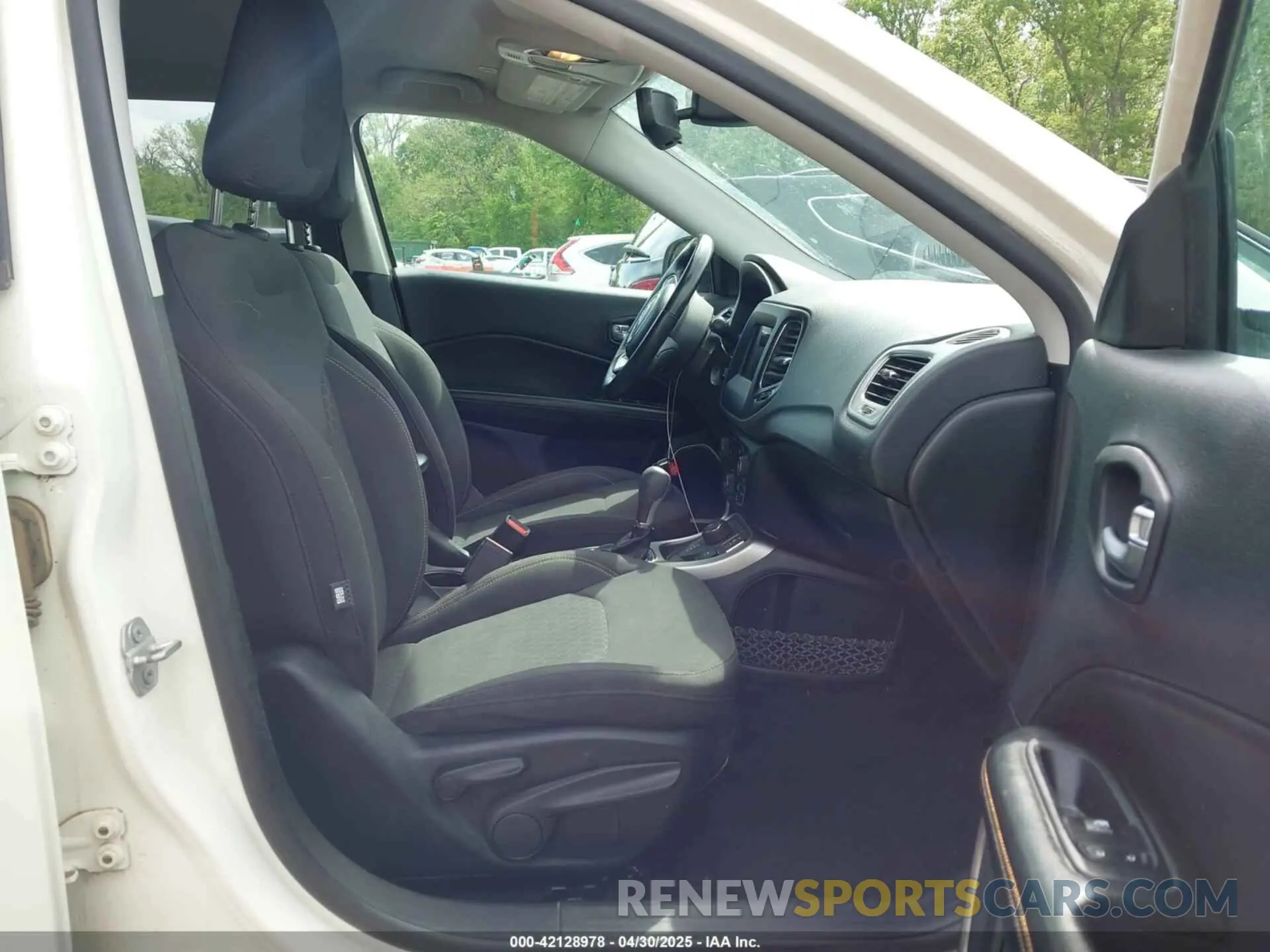 5 Photograph of a damaged car 3C4NJDAB7KT629707 JEEP COMPASS 2019