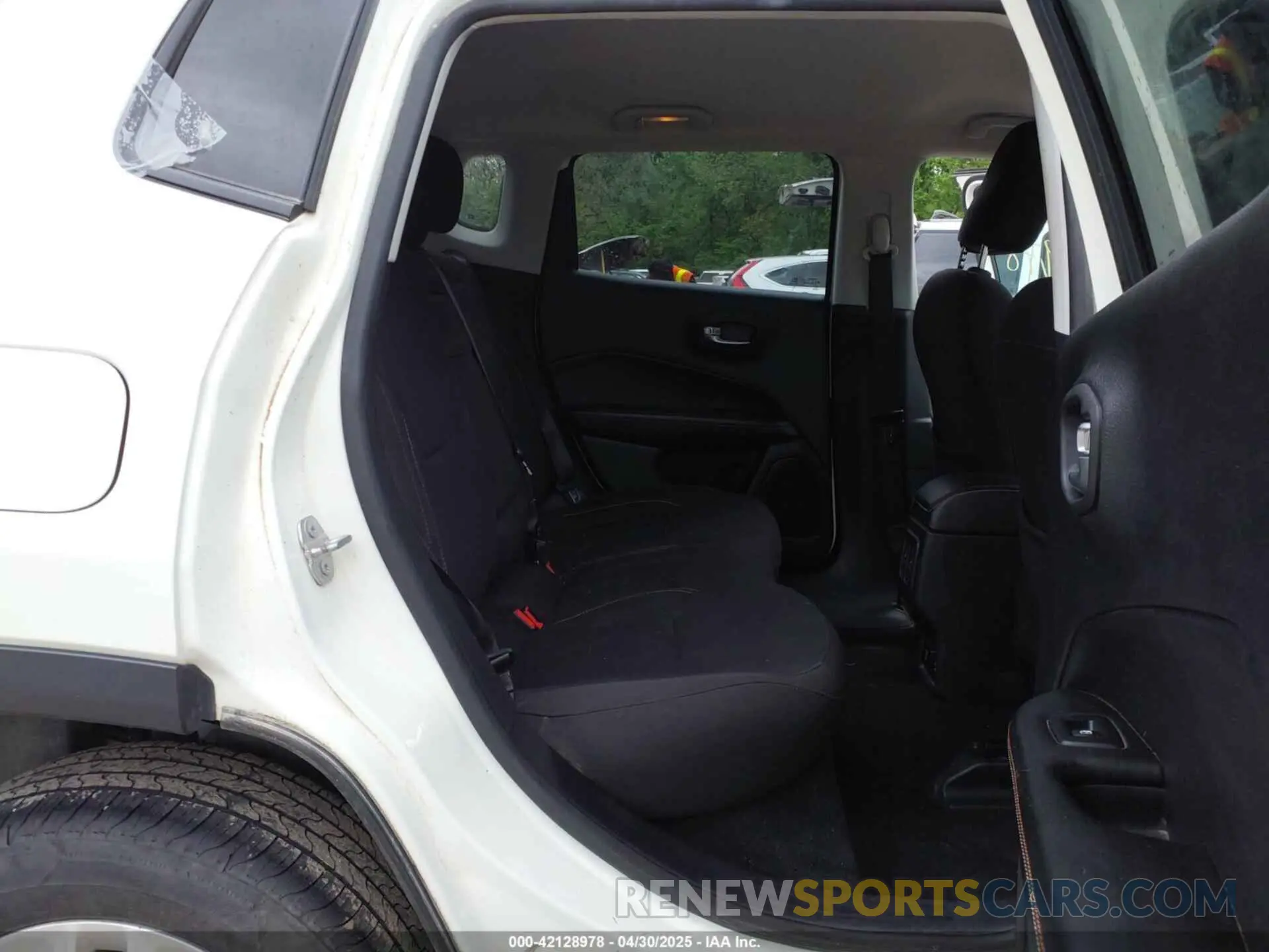 8 Photograph of a damaged car 3C4NJDAB7KT629707 JEEP COMPASS 2019