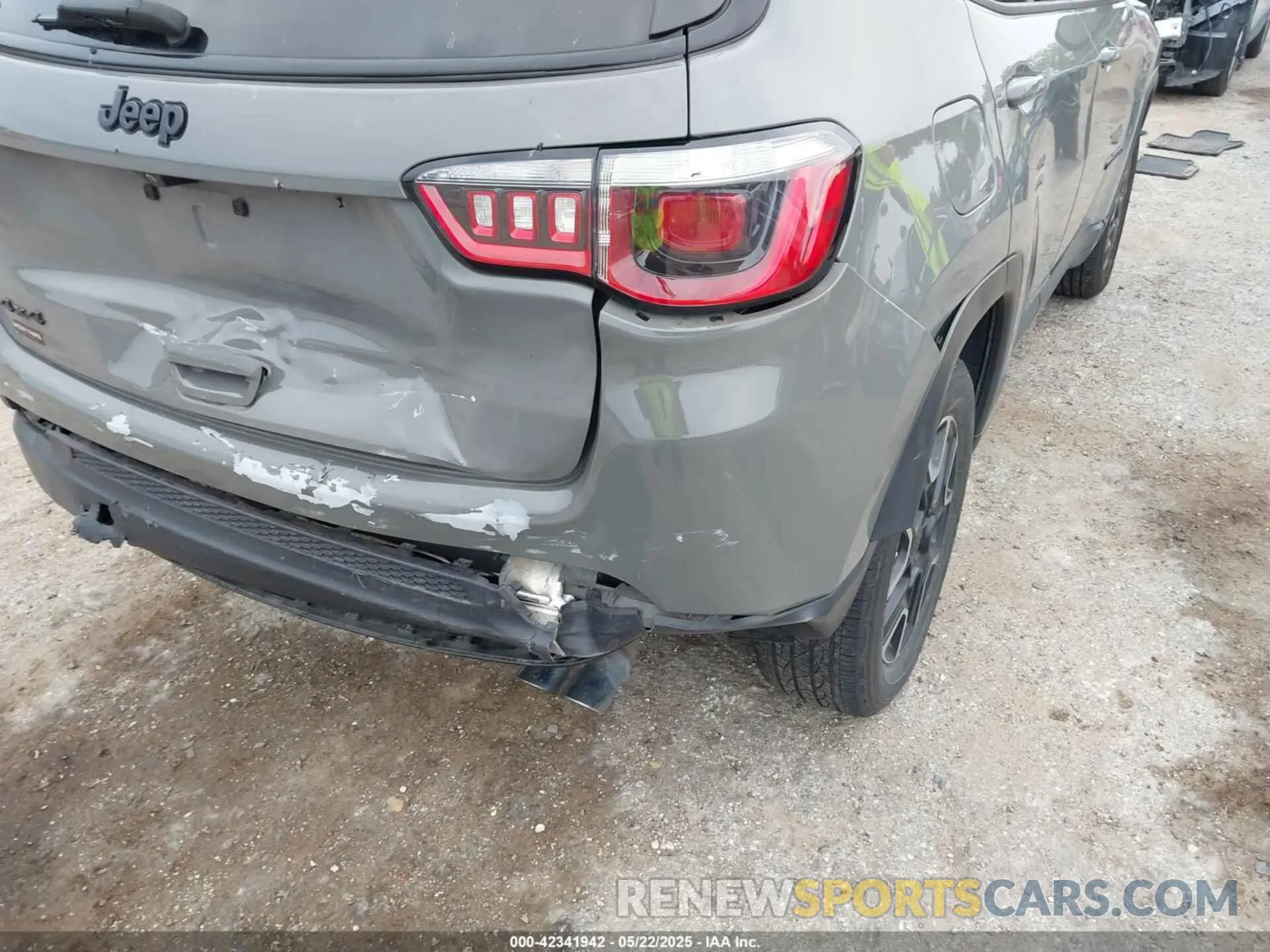 17 Photograph of a damaged car 3C4NJDAB7KT846383 JEEP COMPASS 2019