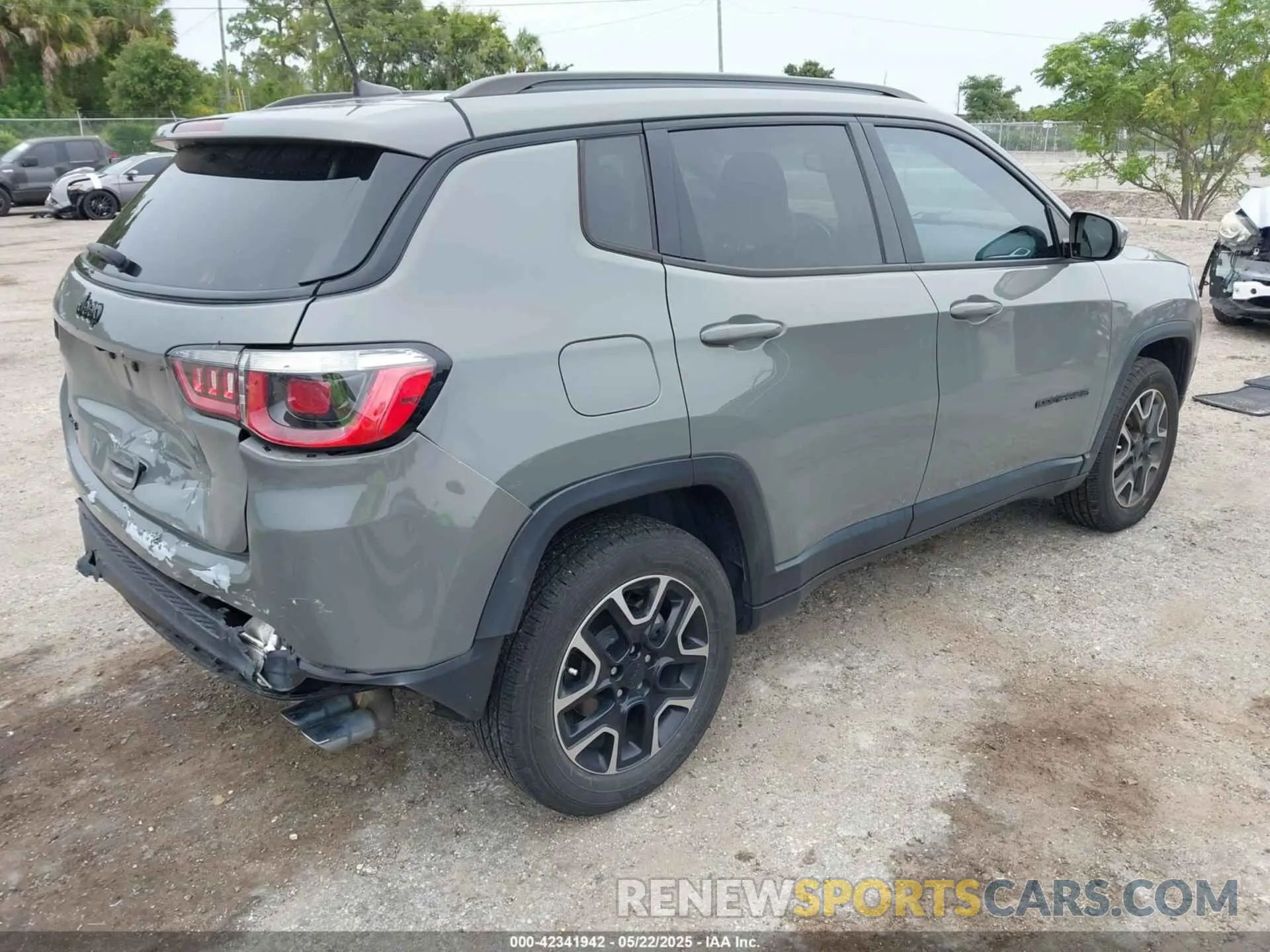 4 Photograph of a damaged car 3C4NJDAB7KT846383 JEEP COMPASS 2019