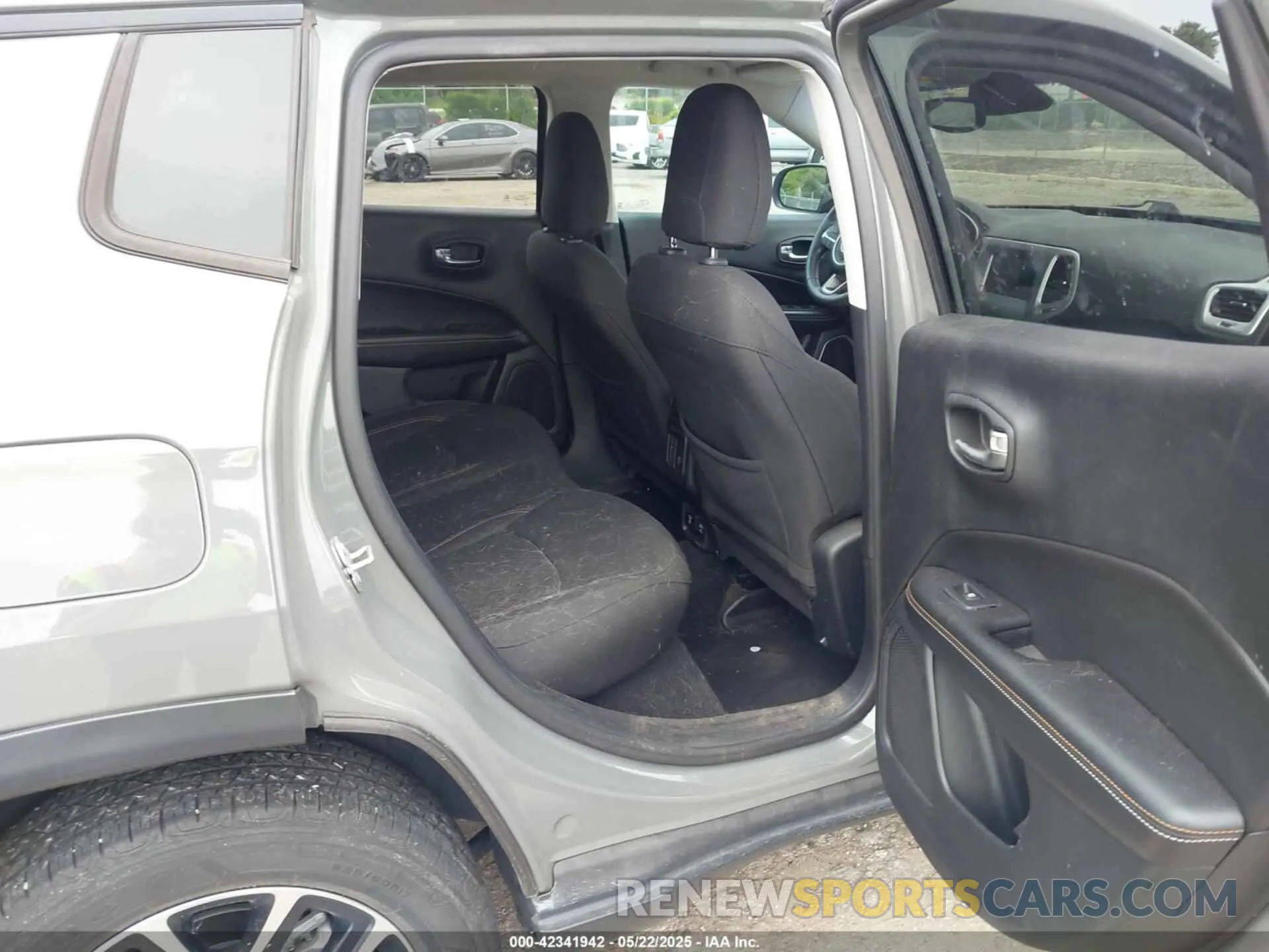 8 Photograph of a damaged car 3C4NJDAB7KT846383 JEEP COMPASS 2019