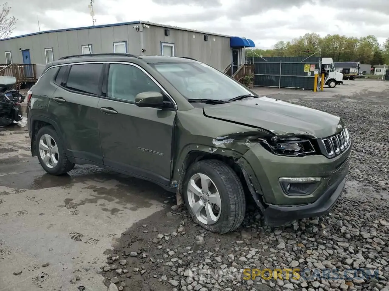 4 Photograph of a damaged car 3C4NJDBB0KT704536 JEEP COMPASS 2019