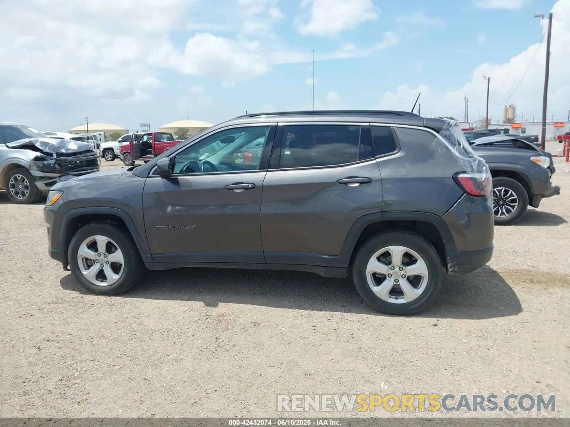 14 Photograph of a damaged car 3C4NJDBB1KT595259 JEEP COMPASS 2019