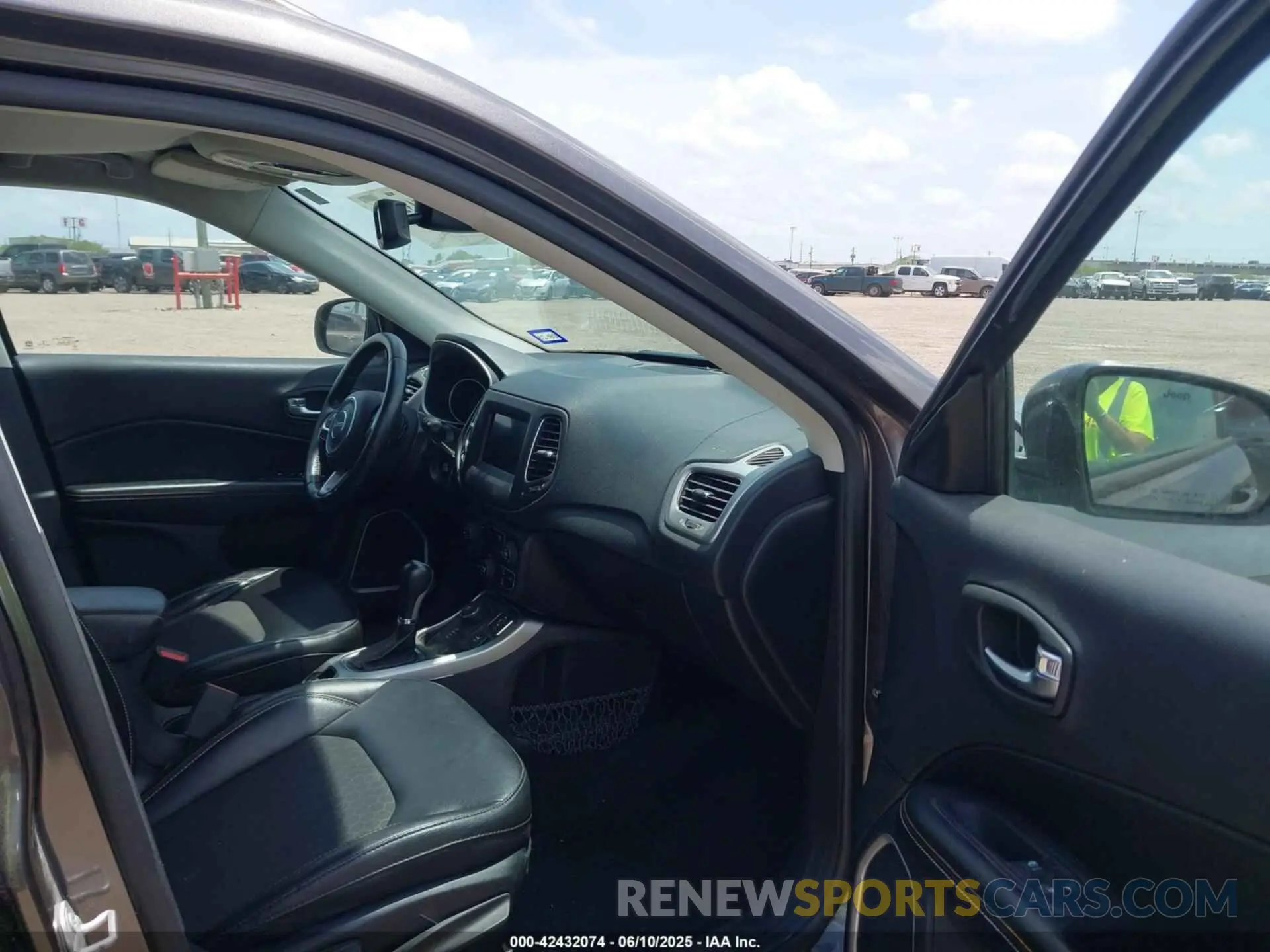 5 Photograph of a damaged car 3C4NJDBB1KT595259 JEEP COMPASS 2019