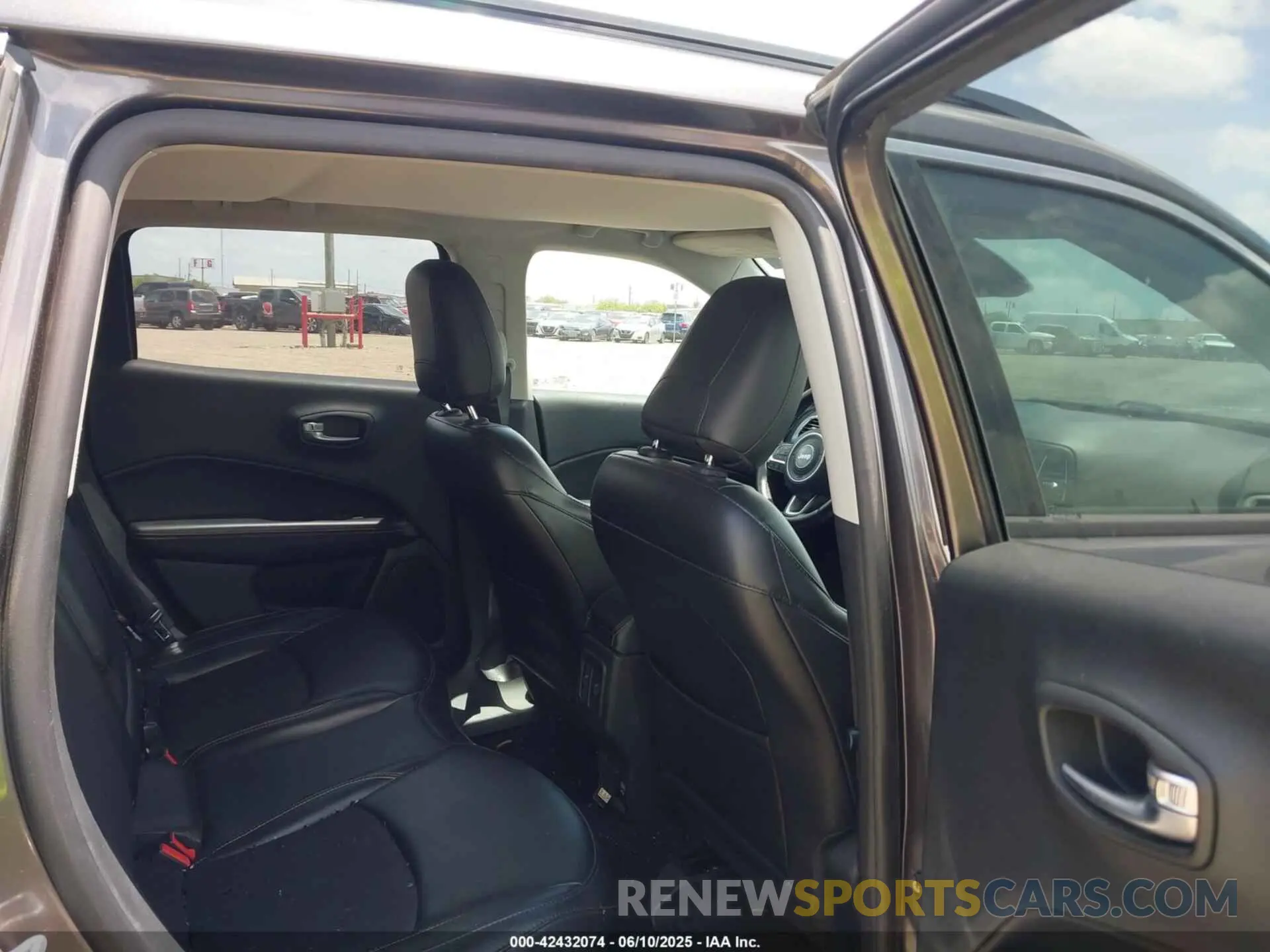 8 Photograph of a damaged car 3C4NJDBB1KT595259 JEEP COMPASS 2019
