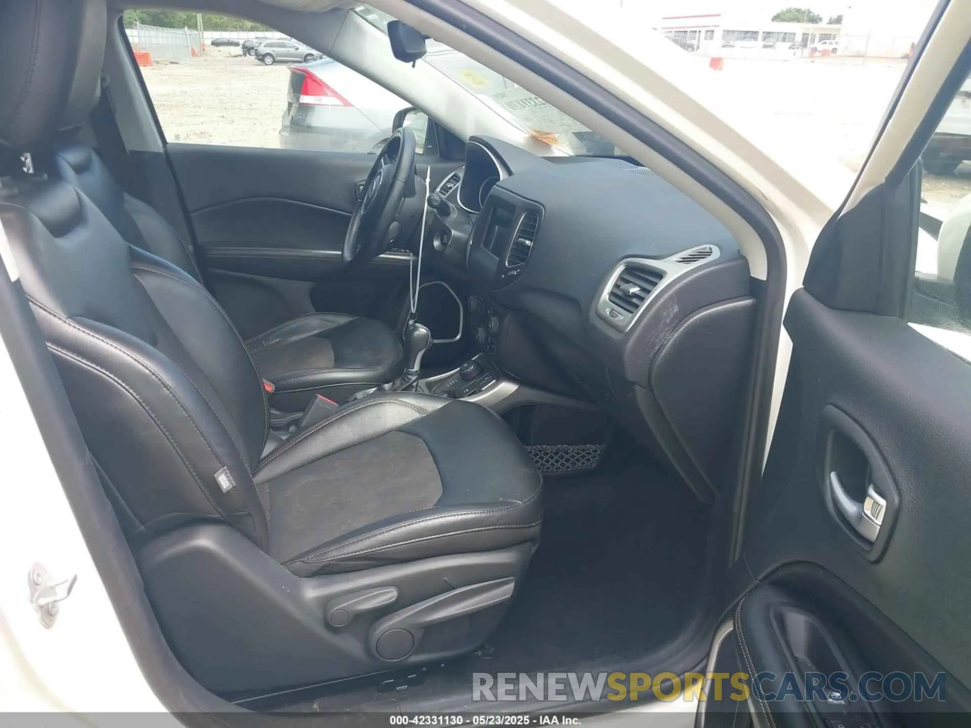 5 Photograph of a damaged car 3C4NJDBB1KT639082 JEEP COMPASS 2019