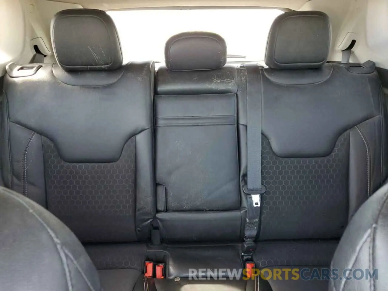 10 Photograph of a damaged car 3C4NJDBB1KT653452 JEEP COMPASS 2019