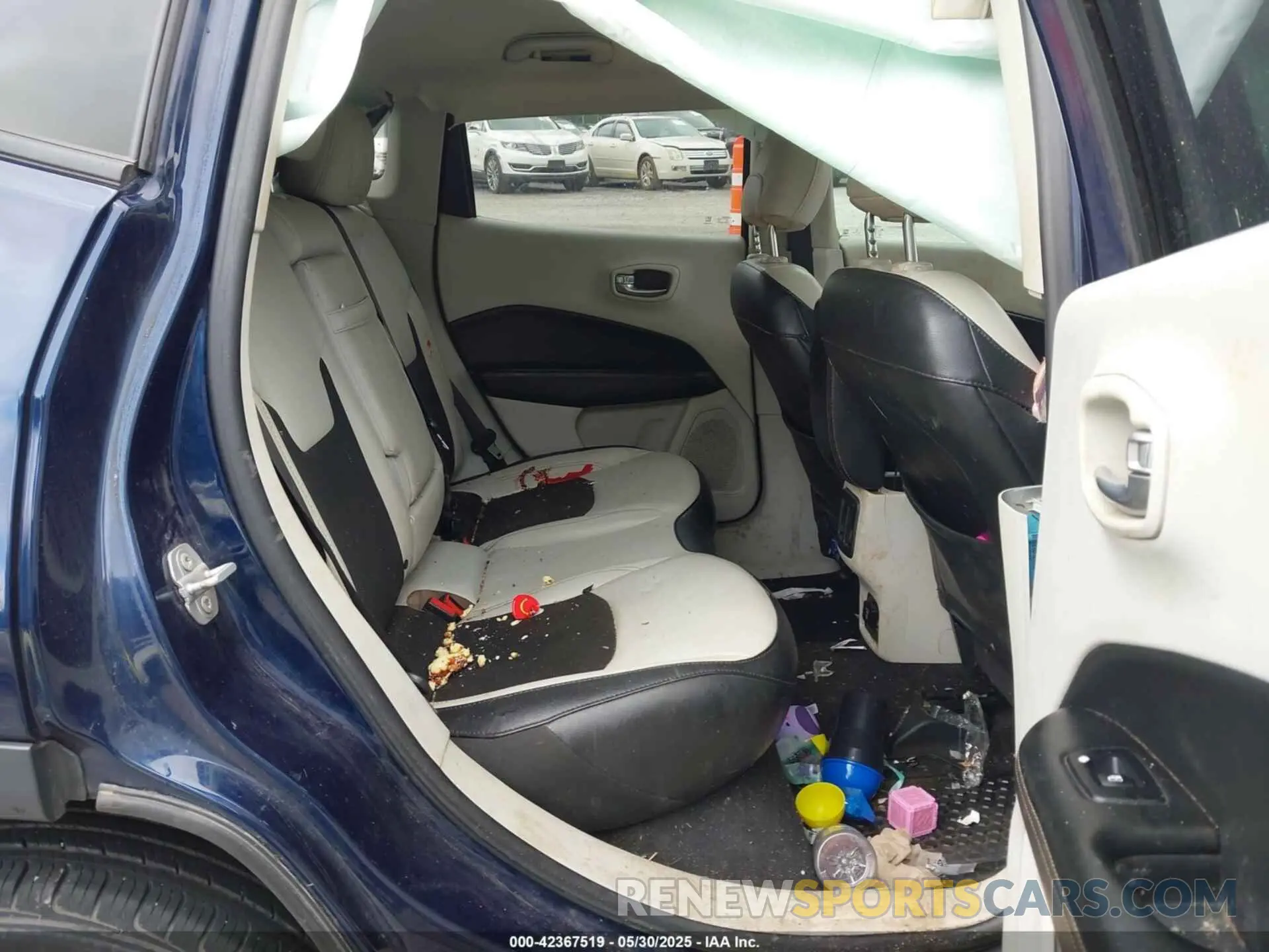 8 Photograph of a damaged car 3C4NJDBB1KT748738 JEEP COMPASS 2019