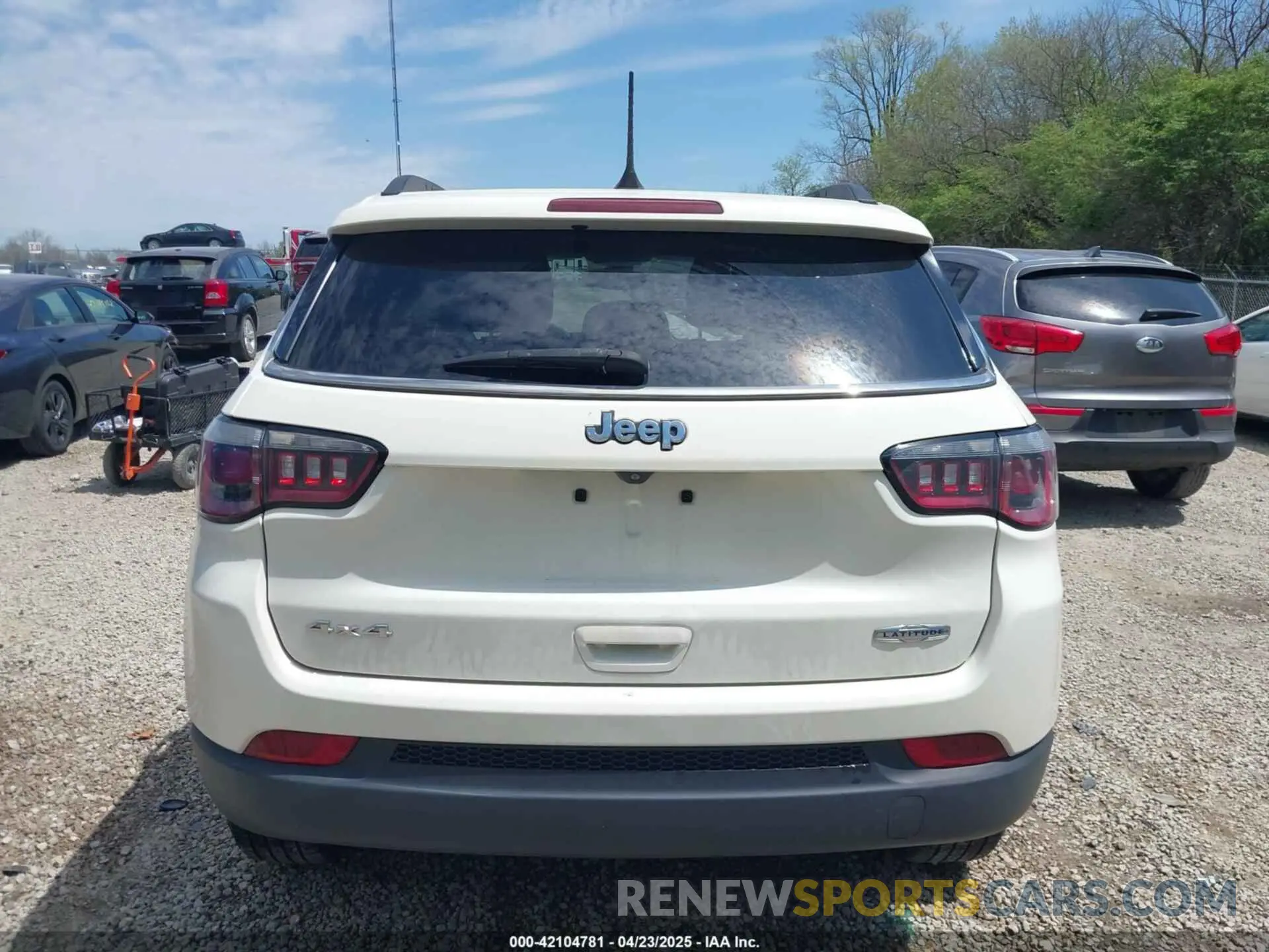 17 Photograph of a damaged car 3C4NJDBB1KT792223 JEEP COMPASS 2019