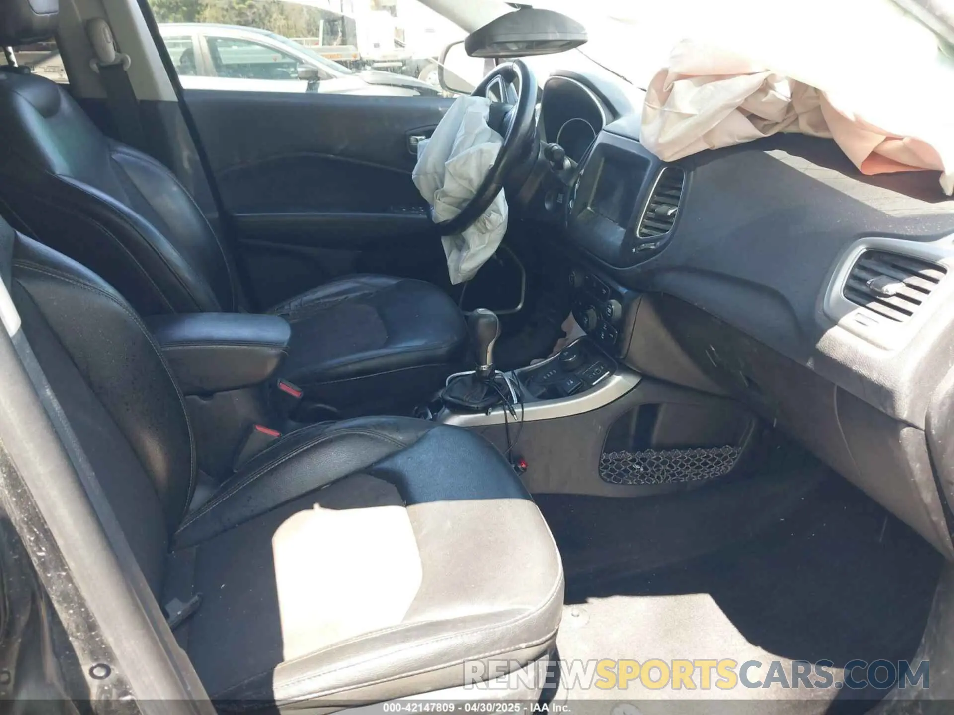 5 Photograph of a damaged car 3C4NJDBB2KT593620 JEEP COMPASS 2019